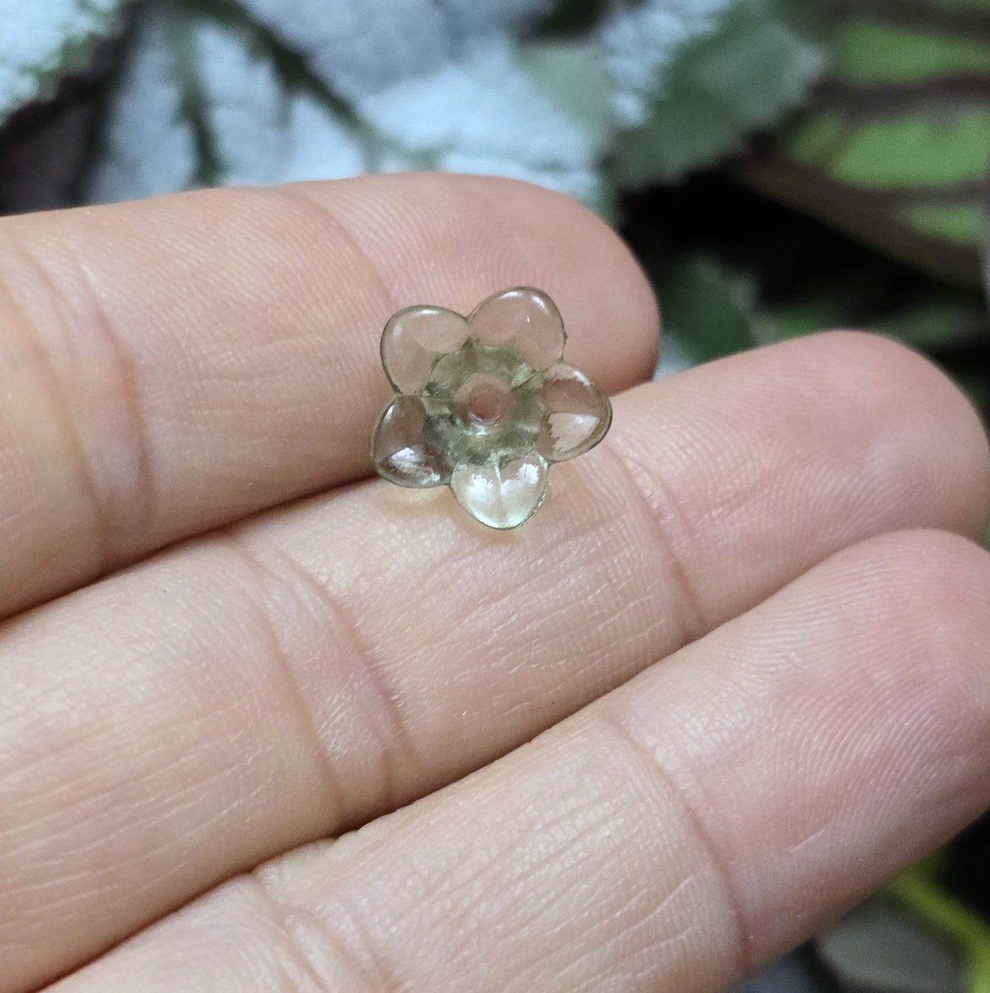 Dieses Set enthält 100 bezaubernde Blumenperlen aus transparentem Acryl im bunten Farbmix. Jede Perle misst 1,2 cm und ist mit 5 zarten Blütenblättern gestaltet. Das praktische Loch in der Mitte ermöglicht ein einfaches Auffädeln und macht sie perfekt für vielseitige kreative Projekte.