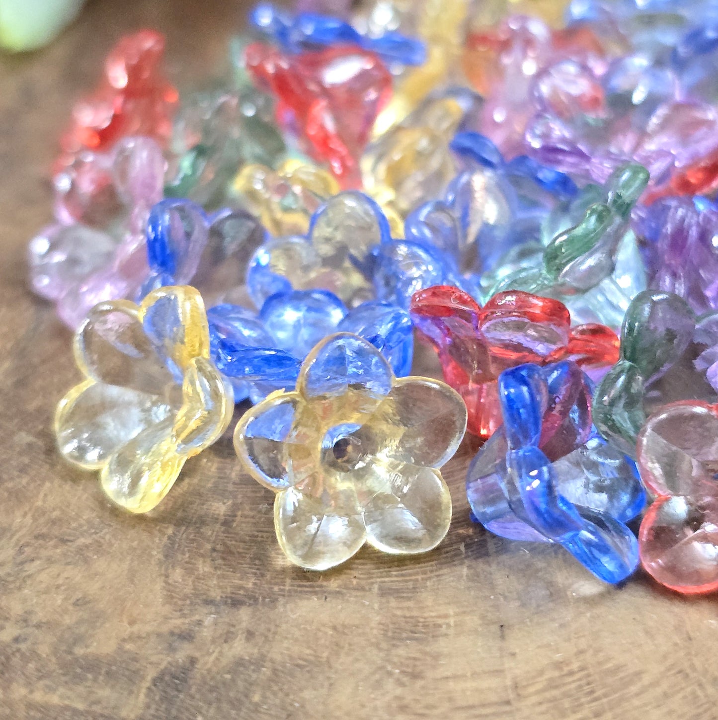 100 kleine Blumenperlen – Farbmix, 1,2 cm, transparent, mit Loch zum Auffädeln