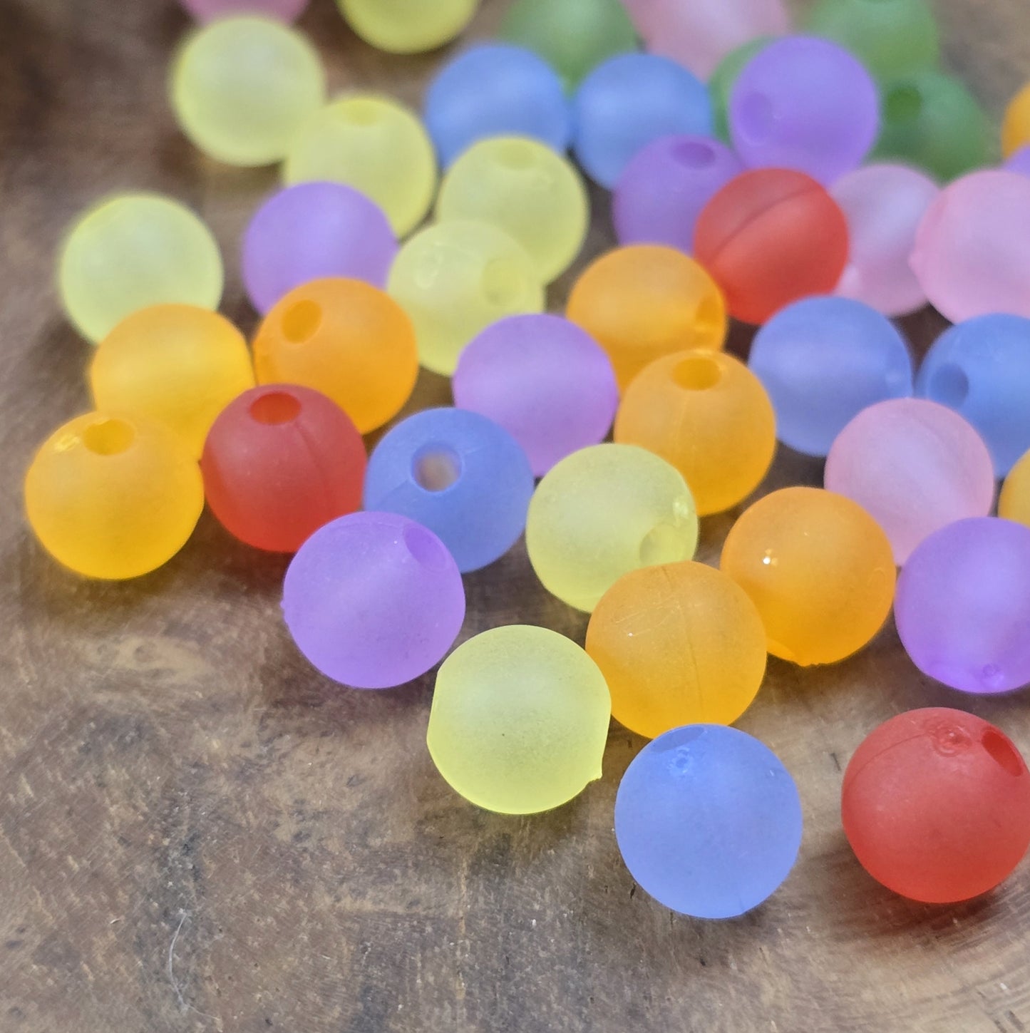 100 Mattierte Acrylperlen – Bunter Farbmix, 8 mm
Entdecke die Vielfalt dieser leichten Acrylperlen, die sich perfekt für kreative Projekte eignen!