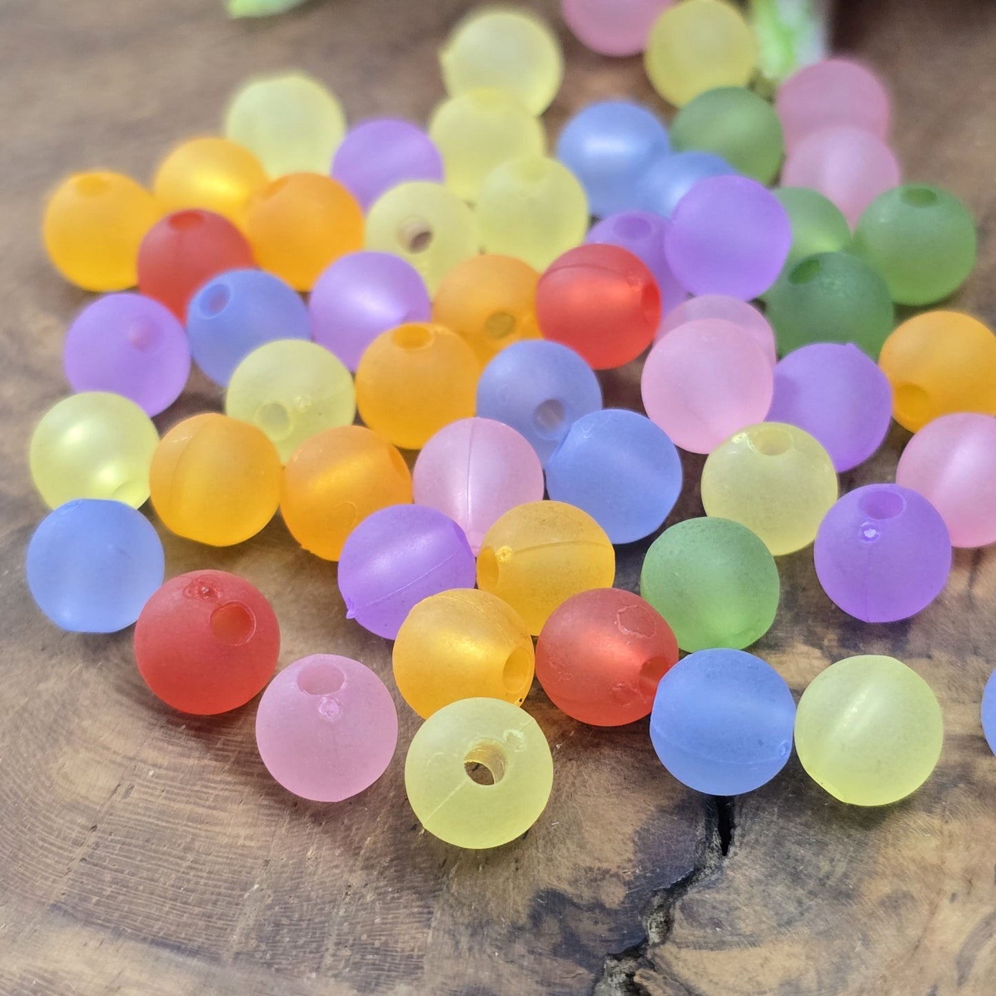 100 Mattierte Acrylperlen – Bunter Farbmix, 8 mm
Entdecke die Vielfalt dieser leichten Acrylperlen, die sich perfekt für kreative Projekte eignen!