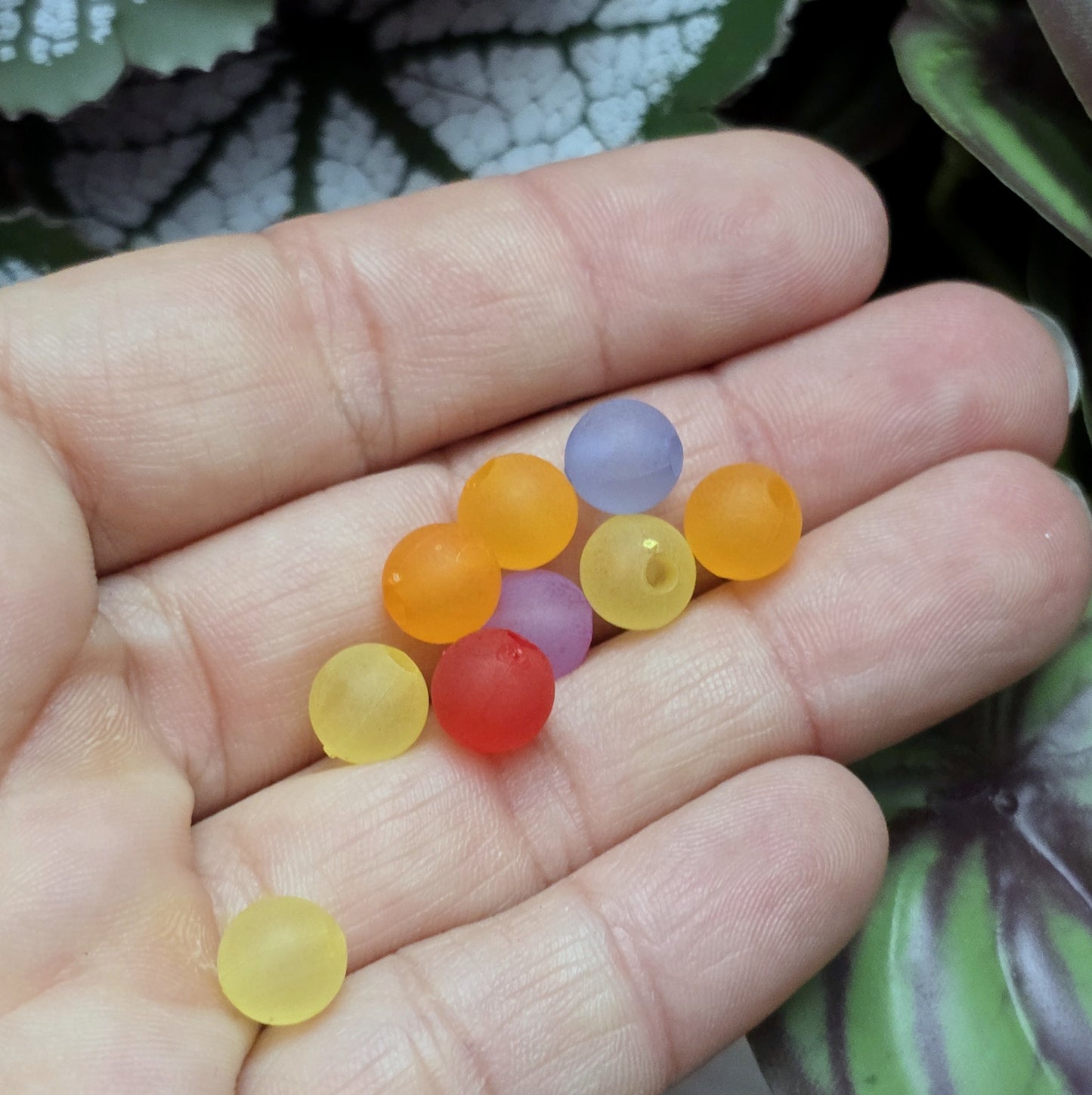 100 Mattierte Acrylperlen – Bunter Farbmix, 8 mm
Entdecke die Vielfalt dieser leichten Acrylperlen, die sich perfekt für kreative Projekte eignen!