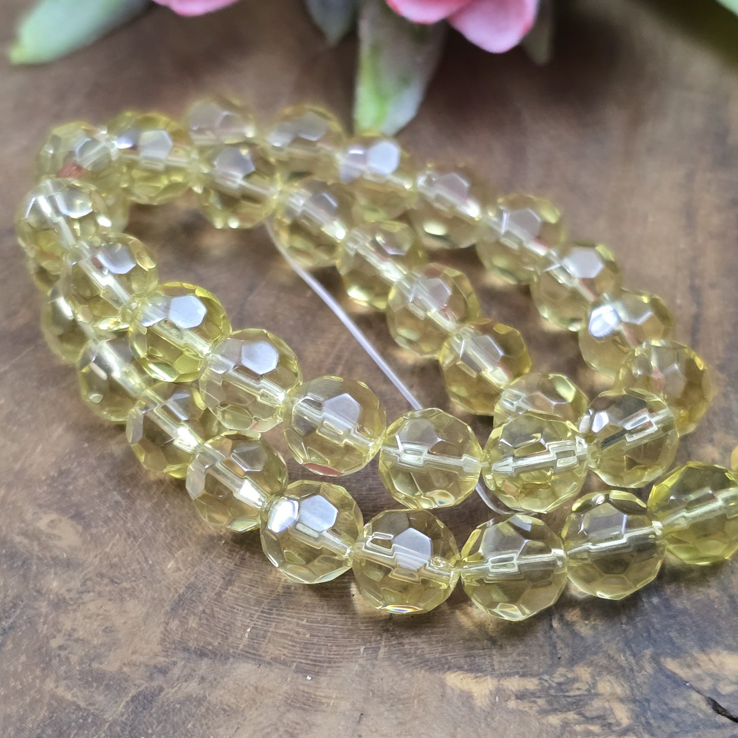 Transparent hellbraune Glasperlen mit facettierter Oberfläche – Perfekt für dezente Schmuckstücke
Diese eleganten Glasperlen in transparenter Optik überzeugen mit ihrer facettierten Oberfläche. Hergestellt im Pressverfahren, funkeln sie zwar nicht wie böhmische oder österreichische Kristallglasperlen, aber sie bieten dennoch einen dezenten Schimmer, der das Licht bei jeder Bewegung sanft reflektiert. Ideal für Schmuckdesigns, die subtil und dennoch stilvoll wirken sollen.