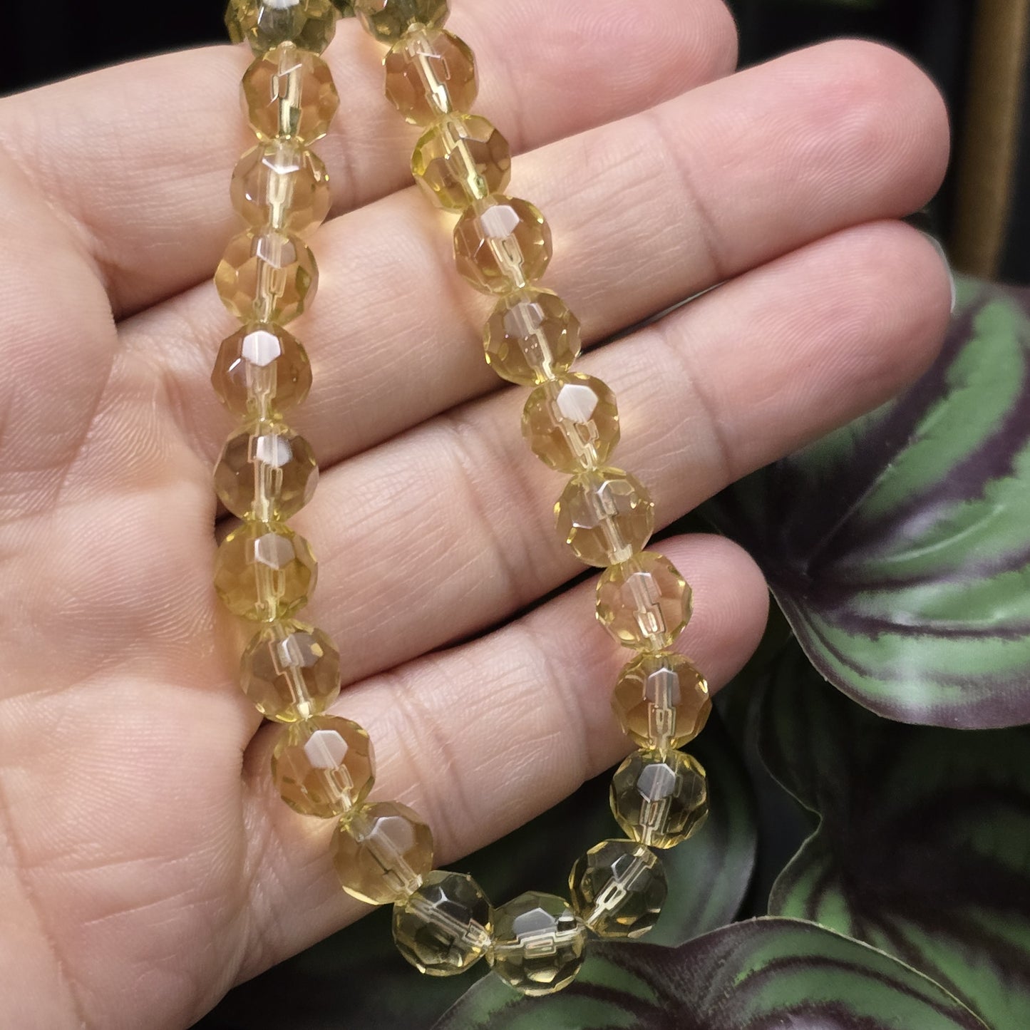Transparent hellbraune Glasperlen mit facettierter Oberfläche – Perfekt für dezente Schmuckstücke
Diese eleganten Glasperlen in transparenter Optik überzeugen mit ihrer facettierten Oberfläche. Hergestellt im Pressverfahren, funkeln sie zwar nicht wie böhmische oder österreichische Kristallglasperlen, aber sie bieten dennoch einen dezenten Schimmer, der das Licht bei jeder Bewegung sanft reflektiert. Ideal für Schmuckdesigns, die subtil und dennoch stilvoll wirken sollen.