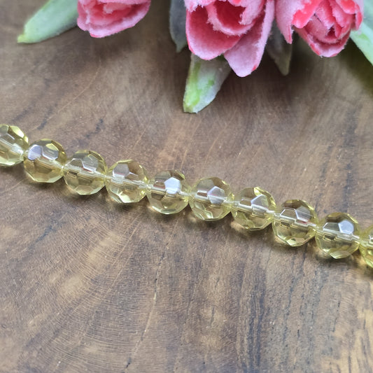 Transparent hellbraune Glasperlen mit facettierter Oberfläche – Perfekt für dezente Schmuckstücke
Diese eleganten Glasperlen in transparenter Optik überzeugen mit ihrer facettierten Oberfläche. Hergestellt im Pressverfahren, funkeln sie zwar nicht wie böhmische oder österreichische Kristallglasperlen, aber sie bieten dennoch einen dezenten Schimmer, der das Licht bei jeder Bewegung sanft reflektiert. Ideal für Schmuckdesigns, die subtil und dennoch stilvoll wirken sollen.