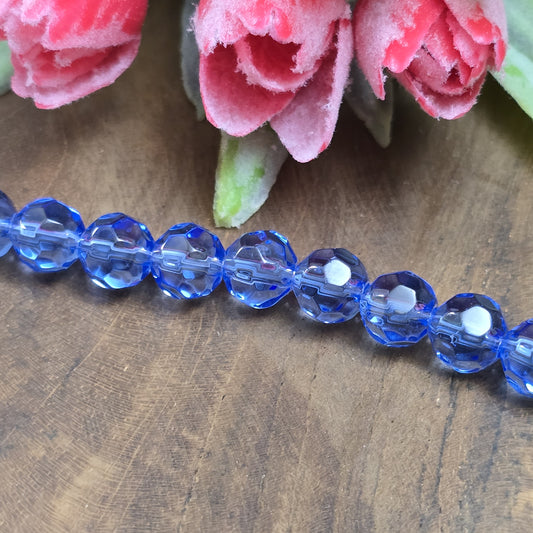 Transparent blaue Glasperlen mit facettierter Oberfläche – Perfekt für dezente Schmuckstücke
Diese eleganten Glasperlen in transparenter Optik überzeugen mit ihrer facettierten Oberfläche. Hergestellt im Pressverfahren, funkeln sie zwar nicht wie böhmische oder österreichische Kristallglasperlen, aber sie bieten dennoch einen dezenten Schimmer, der das Licht bei jeder Bewegung sanft reflektiert. Ideal für Schmuckdesigns, die subtil und dennoch stilvoll wirken sollen.