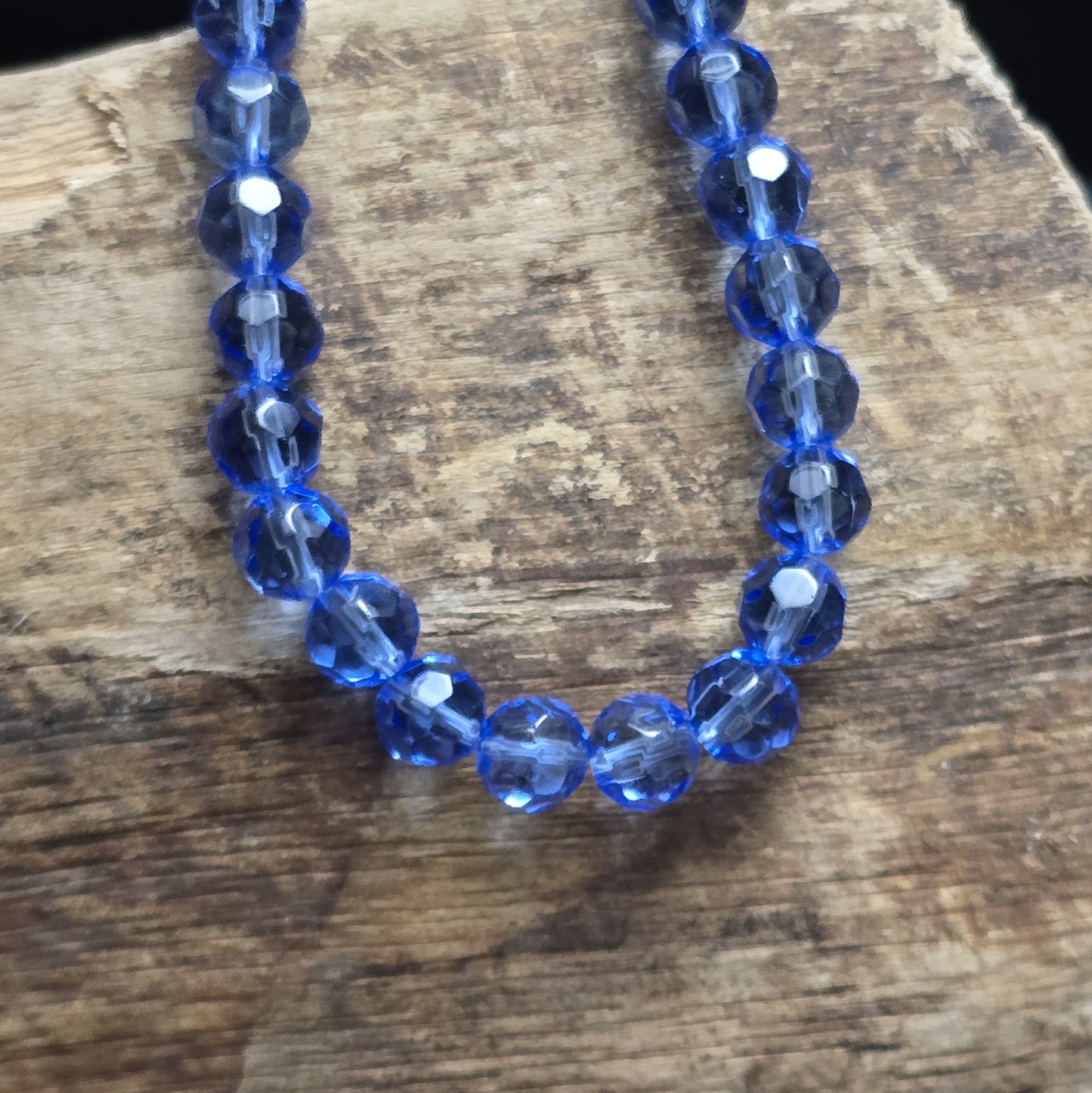 Transparent blaue Glasperlen mit facettierter Oberfläche – Perfekt für dezente Schmuckstücke
Diese eleganten Glasperlen in transparenter Optik überzeugen mit ihrer facettierten Oberfläche. Hergestellt im Pressverfahren, funkeln sie zwar nicht wie böhmische oder österreichische Kristallglasperlen, aber sie bieten dennoch einen dezenten Schimmer, der das Licht bei jeder Bewegung sanft reflektiert. Ideal für Schmuckdesigns, die subtil und dennoch stilvoll wirken sollen.