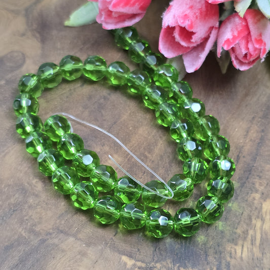 Transparent dunkelgrüne Glasperlen mit facettierter Oberfläche – Perfekt für dezente Schmuckstücke
Diese eleganten Glasperlen in transparenter Optik überzeugen mit ihrer facettierten Oberfläche. Hergestellt im Pressverfahren, funkeln sie zwar nicht wie böhmische oder österreichische Kristallglasperlen, aber sie bieten dennoch einen dezenten Schimmer, der das Licht bei jeder Bewegung sanft reflektiert. Ideal für Schmuckdesigns, die subtil und dennoch stilvoll wirken sollen.