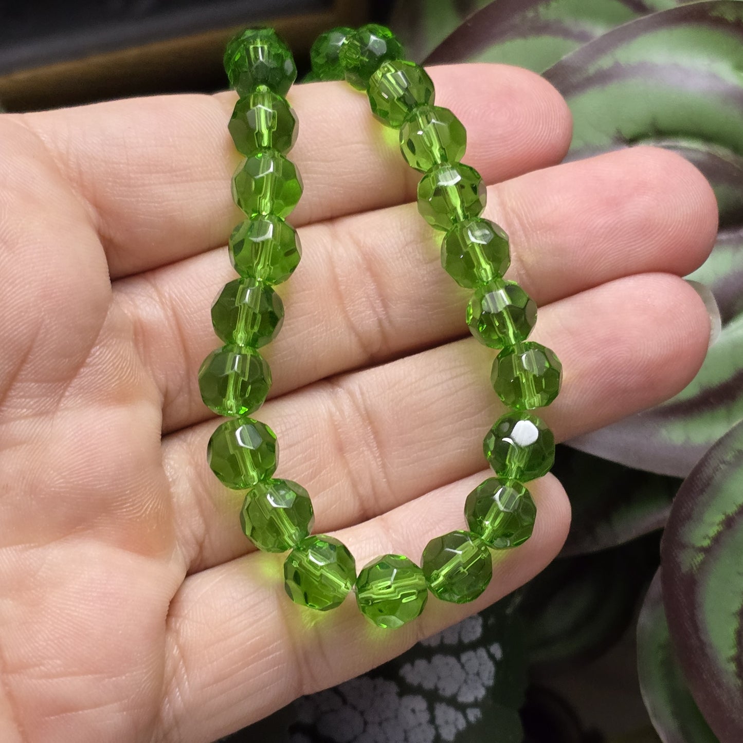 Transparent dunkelgrüne Glasperlen mit facettierter Oberfläche – Perfekt für dezente Schmuckstücke
Diese eleganten Glasperlen in transparenter Optik überzeugen mit ihrer facettierten Oberfläche. Hergestellt im Pressverfahren, funkeln sie zwar nicht wie böhmische oder österreichische Kristallglasperlen, aber sie bieten dennoch einen dezenten Schimmer, der das Licht bei jeder Bewegung sanft reflektiert. Ideal für Schmuckdesigns, die subtil und dennoch stilvoll wirken sollen.