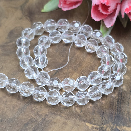 Transparent farblose Glasperlen mit facettierter Oberfläche – Perfekt für dezente Schmuckstücke
Diese eleganten Glasperlen in milchig weißer Optik überzeugen mit ihrer facettierten Oberfläche. Hergestellt im Pressverfahren, funkeln sie zwar nicht wie böhmische oder österreichische Kristallglasperlen, aber sie bieten dennoch einen dezenten Schimmer, der das Licht bei jeder Bewegung sanft reflektiert. Ideal für Schmuckdesigns, die subtil und dennoch stilvoll wirken sollen.