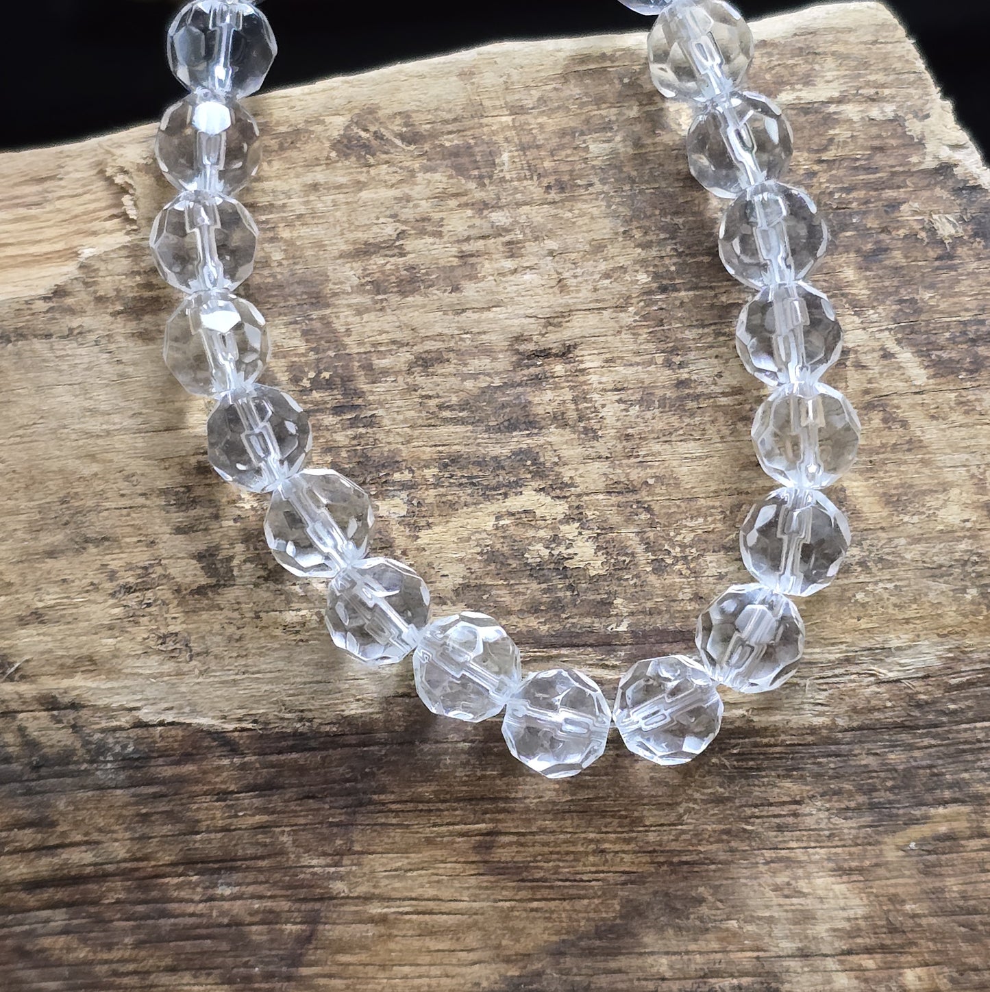 Transparent farblose Glasperlen mit facettierter Oberfläche – Perfekt für dezente Schmuckstücke
Diese eleganten Glasperlen in milchig weißer Optik überzeugen mit ihrer facettierten Oberfläche. Hergestellt im Pressverfahren, funkeln sie zwar nicht wie böhmische oder österreichische Kristallglasperlen, aber sie bieten dennoch einen dezenten Schimmer, der das Licht bei jeder Bewegung sanft reflektiert. Ideal für Schmuckdesigns, die subtil und dennoch stilvoll wirken sollen.