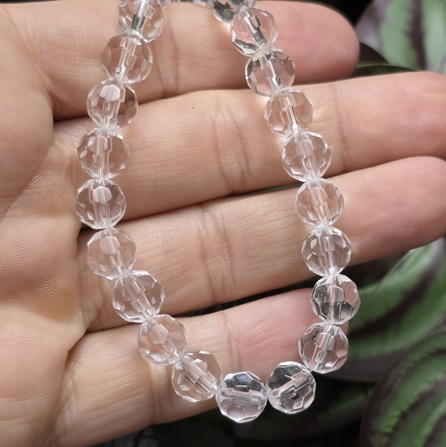 Transparent farblose Glasperlen mit facettierter Oberfläche – Perfekt für dezente Schmuckstücke
Diese eleganten Glasperlen in milchig weißer Optik überzeugen mit ihrer facettierten Oberfläche. Hergestellt im Pressverfahren, funkeln sie zwar nicht wie böhmische oder österreichische Kristallglasperlen, aber sie bieten dennoch einen dezenten Schimmer, der das Licht bei jeder Bewegung sanft reflektiert. Ideal für Schmuckdesigns, die subtil und dennoch stilvoll wirken sollen.