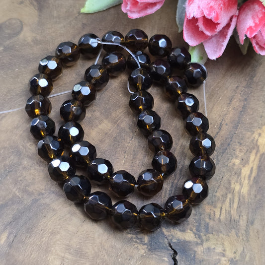 Transparent dunkelbraune Glasperlen mit facettierter Oberfläche – Perfekt für dezente Schmuckstücke
Diese eleganten Glasperlen in milchig weißer Optik überzeugen mit ihrer facettierten Oberfläche. Hergestellt im Pressverfahren, funkeln sie zwar nicht wie böhmische oder österreichische Kristallglasperlen, aber sie bieten dennoch einen dezenten Schimmer, der das Licht bei jeder Bewegung sanft reflektiert. Ideal für Schmuckdesigns, die subtil und dennoch stilvoll wirken sollen.