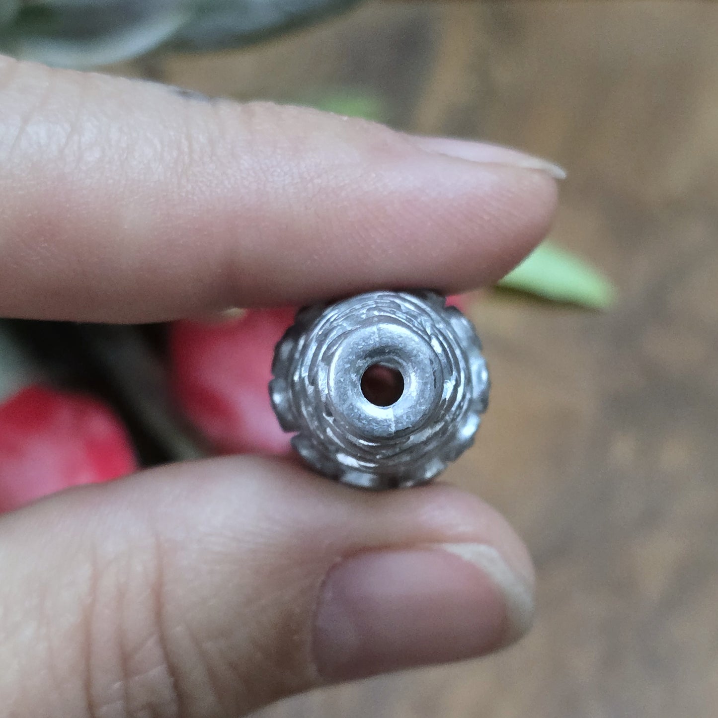 Diese stilvolle Doppelkegel-Metallperle besticht durch ihre detailreichen Verzierungen und filigranen Durchbrüche. Mit ihrer matten, antikfreien Optik harmoniert sie perfekt mit Holzperlen, Edelsteinperlen oder traditionellen afrikanischen Designs.