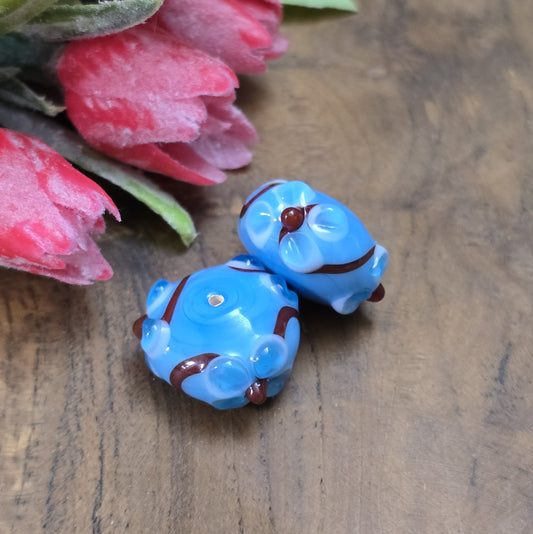 2 Handgemachte indische Glasperlen mit 3D-Blumenmuster – Blau/Rot/Weiß
Diese zauberhaften Glasperlen werden in sorgfältiger Handarbeit gefertigt und bestechen durch ihr filigranes 3D-Blumenmuster. Jede Perle ist ein Unikat und bringt einen Hauch traditioneller Handwerkskunst in deine Kreationen.