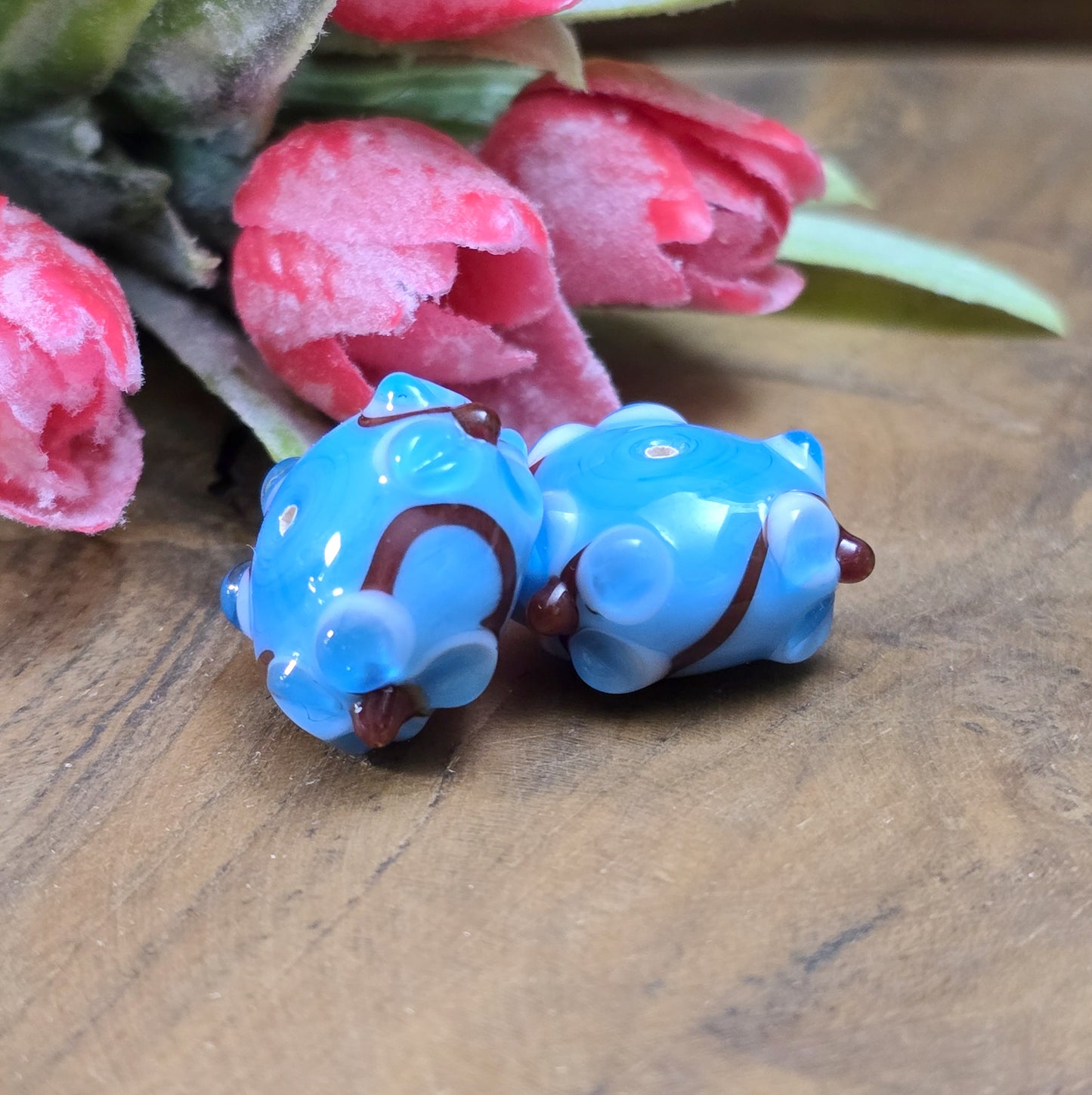 2 Handgemachte indische Glasperlen mit 3D-Blumenmuster – Blau/Rot/Weiß
Diese zauberhaften Glasperlen werden in sorgfältiger Handarbeit gefertigt und bestechen durch ihr filigranes 3D-Blumenmuster. Jede Perle ist ein Unikat und bringt einen Hauch traditioneller Handwerkskunst in deine Kreationen.
