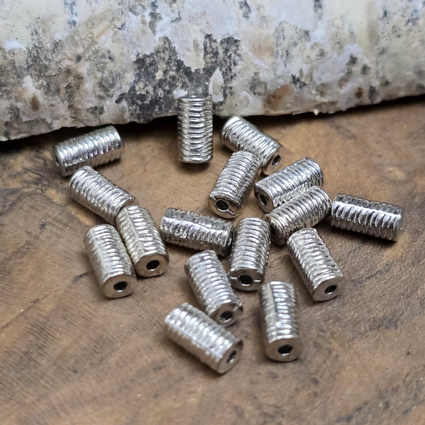 16 Metallperlen in Walzenform – Antiksilberfarben, mit feiner Struktur, 7 mm
Diese kleinen, länglich-runden Metallperlen mit antikem Finish verleihen deinen Schmuckprojekten eine elegante und vielseitige Note. Perfekt geeignet als Abstandhalter oder dezente Akzente, sorgen sie für das gewisse Etwas in deinen Kreationen.