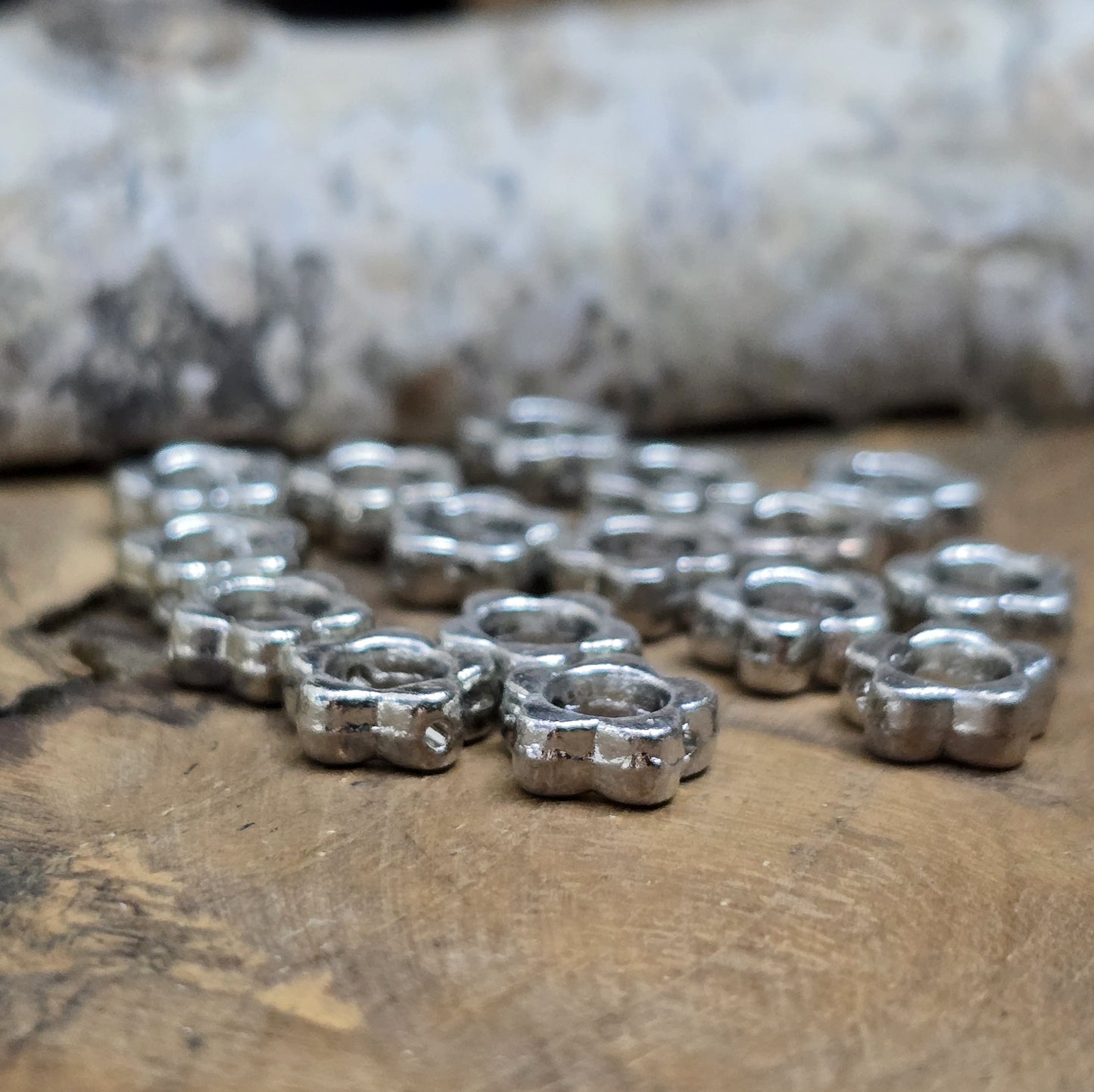 16 Metallperlen in Blumenform, Antiksilber, 8 mm. Jede Perle besticht durch ein filigranes Blumenmuster. Das längs verlaufende Fädelloch ermöglicht einfaches Aufreihen. Perfekt für Armbänder, Ketten oder andere kreative Schmuckideen. Set: 16 Stück.