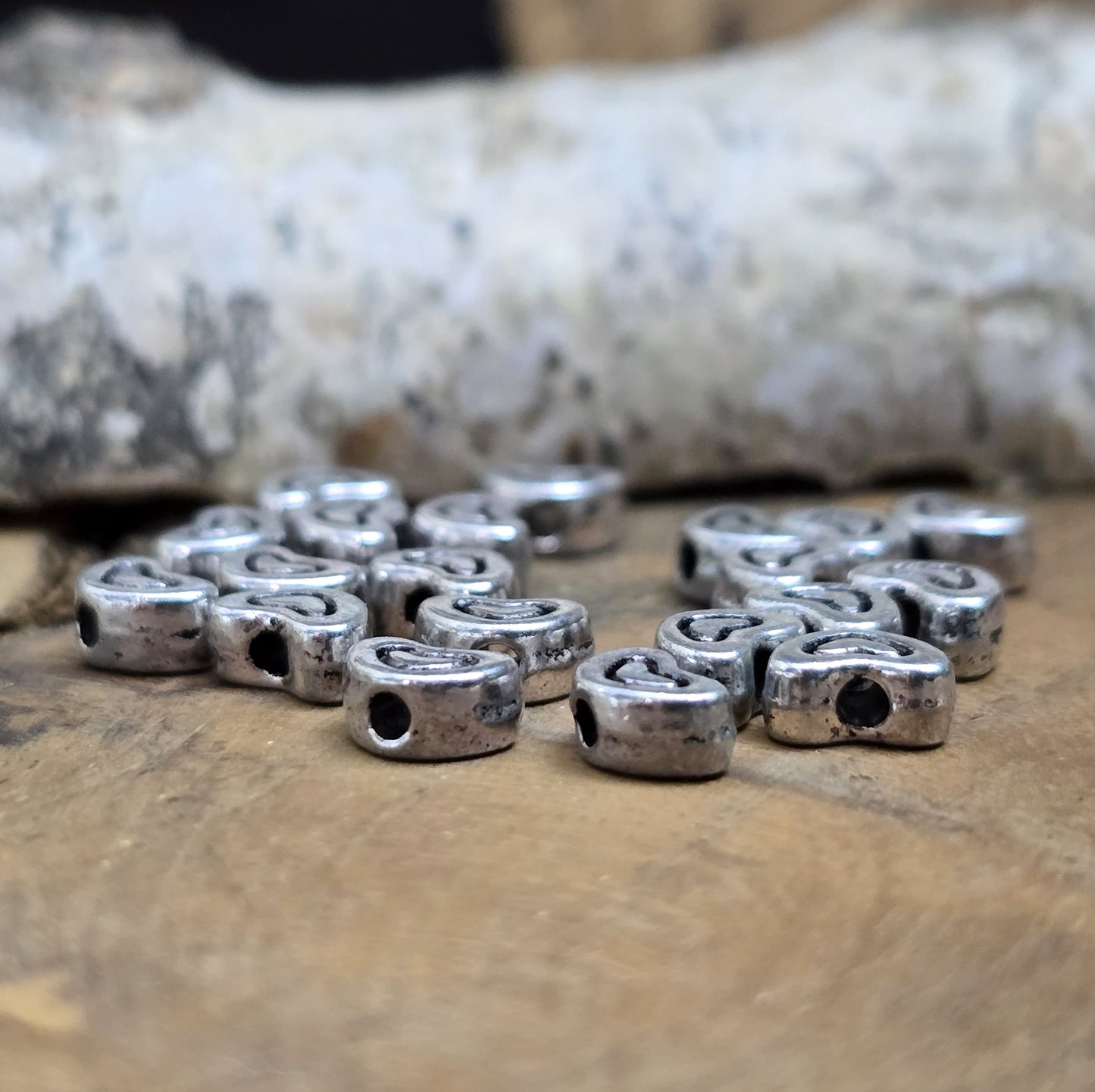 20 kleine Metallperlen in Herzform, antiksilberfarben, mit feinen Intarsien. Größe: 5 x 7 mm. Ideal für Schmuckprojekte wie Armbänder und Ketten. Das Fädelloch verläuft längs und erleichtert das Auffädeln auf verschiedene Drähte. Menge: 20 Stück.