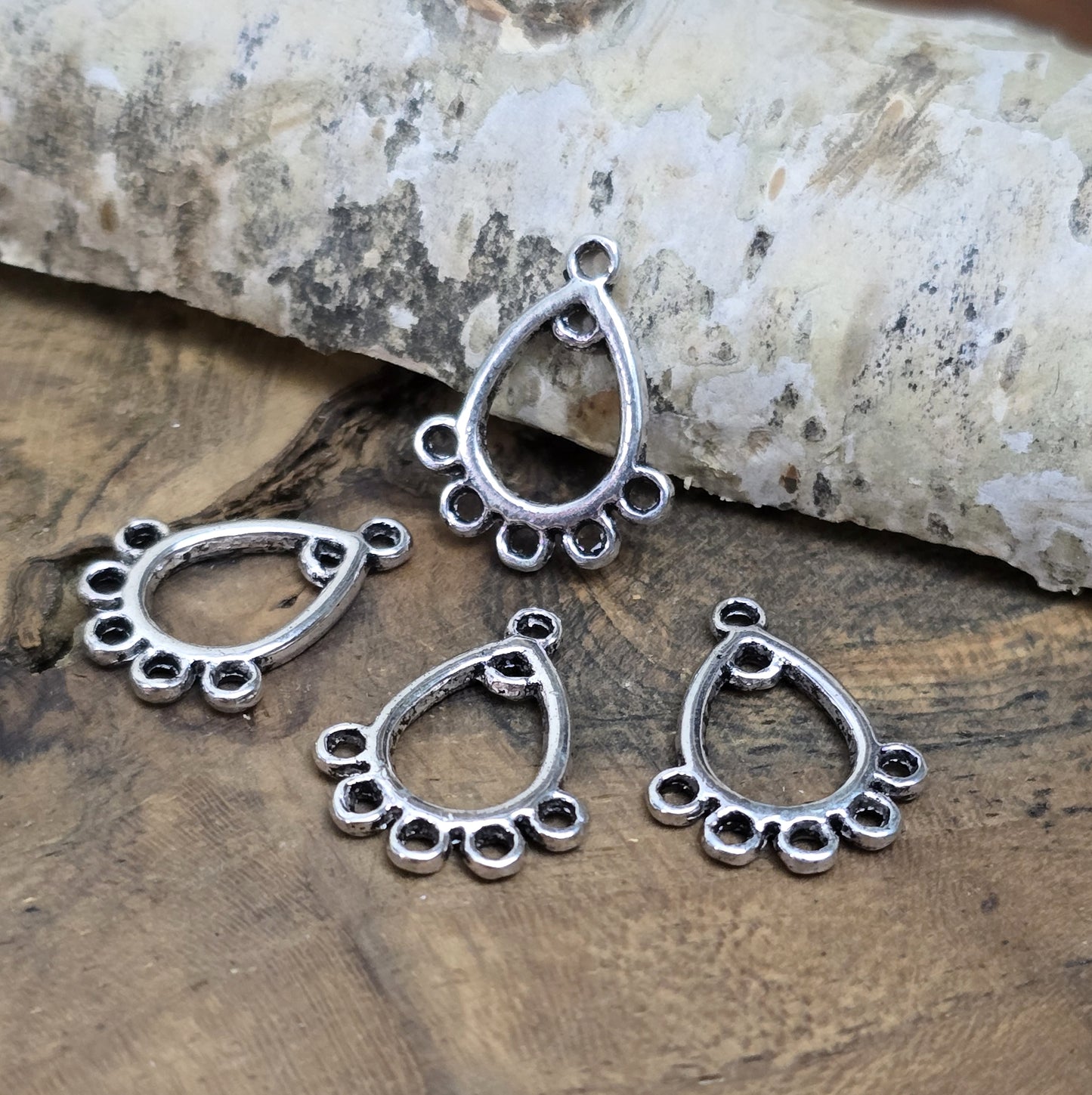 Diese eleganten Verbinder in Tropfenform sind ideal für die Verbindung von mehreren Strängen in Schmuckprojekten. Sie eignen sich perfekt für Armbänder, Ketten und Dekorationen, um kreative Designs zu schaffen. Menge: 4 Stück.