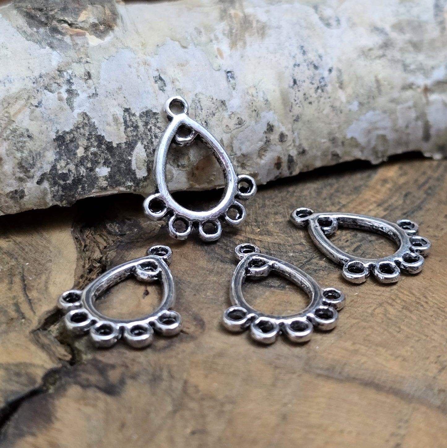 Diese eleganten Verbinder in Tropfenform sind ideal für die Verbindung von mehreren Strängen in Schmuckprojekten. Sie eignen sich perfekt für Armbänder, Ketten und Dekorationen, um kreative Designs zu schaffen. Menge: 4 Stück.