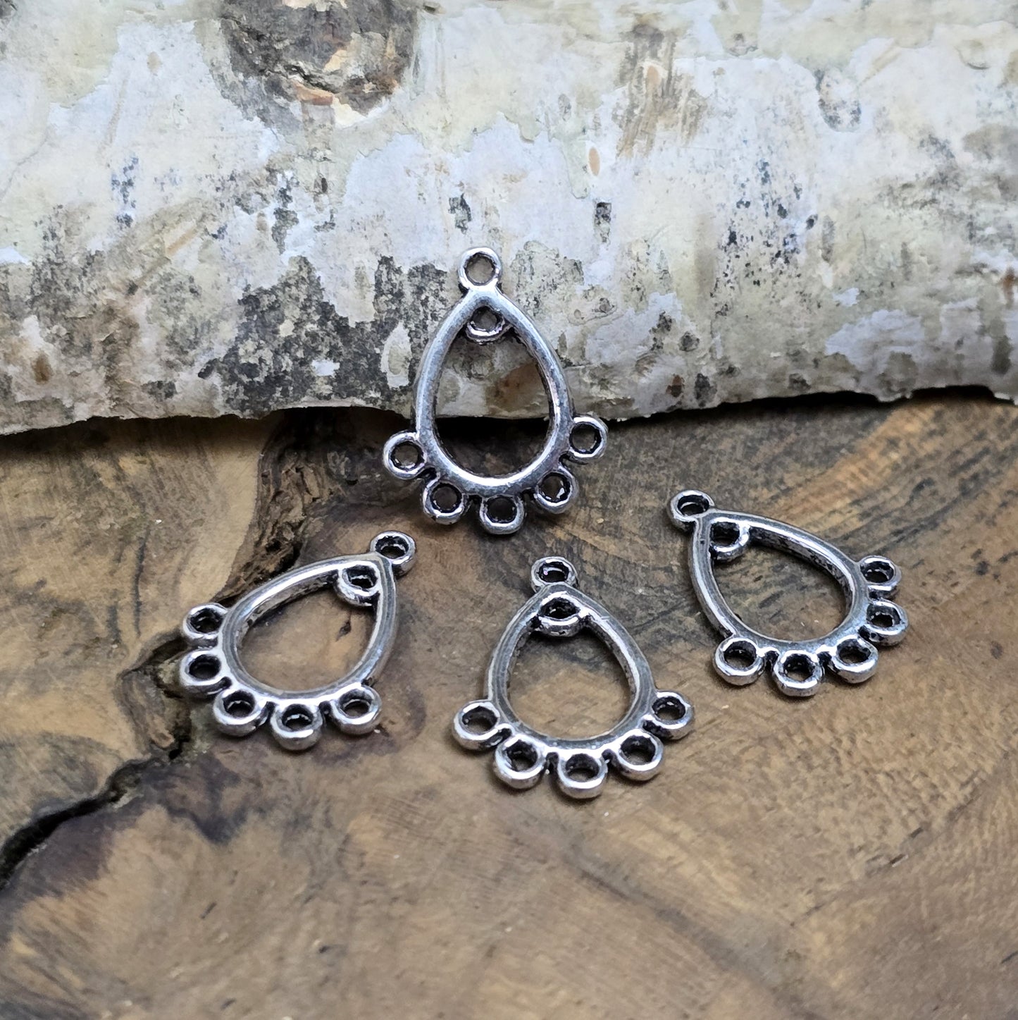 Diese eleganten Verbinder in Tropfenform sind ideal für die Verbindung von mehreren Strängen in Schmuckprojekten. Sie eignen sich perfekt für Armbänder, Ketten und Dekorationen, um kreative Designs zu schaffen. Menge: 4 Stück.