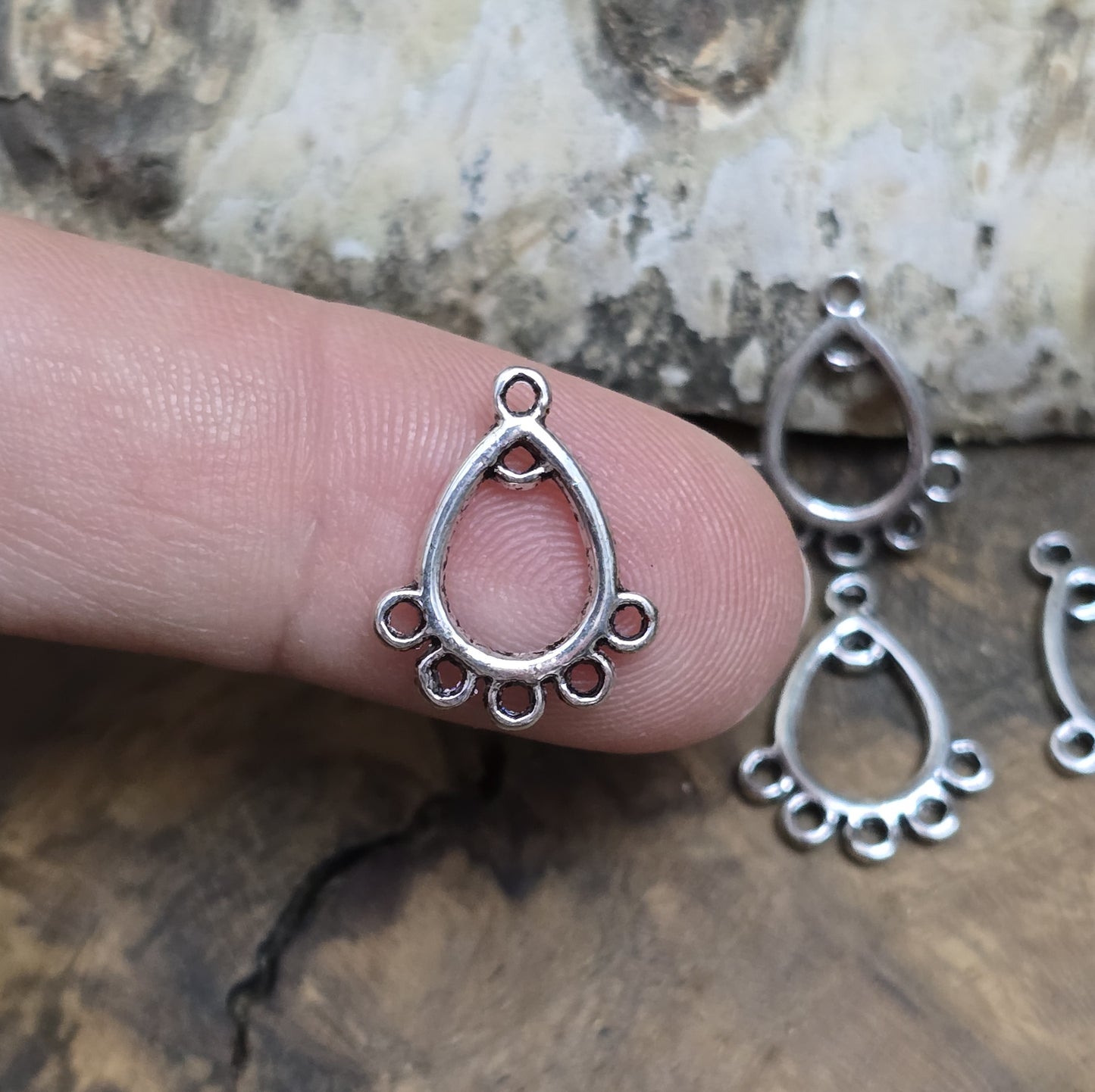 Diese eleganten Verbinder in Tropfenform sind ideal für die Verbindung von mehreren Strängen in Schmuckprojekten. Sie eignen sich perfekt für Armbänder, Ketten und Dekorationen, um kreative Designs zu schaffen. Menge: 4 Stück.