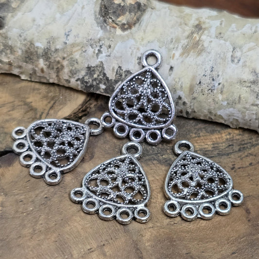 4 Multi-Verbinder im Dreiecksetno-Design – Silberfarben, 22mm. Diese Verbinder im trendigen Ethno-Look sind mit mehreren Ösen ausgestattet und ideal für die Herstellung von Armbändern, Ketten und Ohrschmuck. Sie bieten vielseitige Gestaltungsmöglichkeiten. Menge: 4 Stück