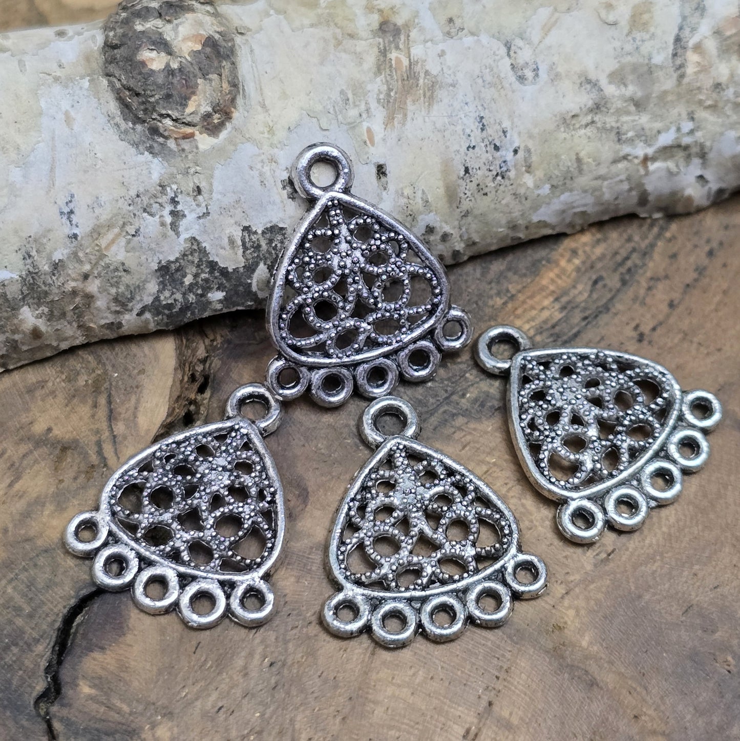 4 Multi-Verbinder im Dreiecksetno-Design – Silberfarben, 22mm. Diese Verbinder im trendigen Ethno-Look sind mit mehreren Ösen ausgestattet und ideal für die Herstellung von Armbändern, Ketten und Ohrschmuck. Sie bieten vielseitige Gestaltungsmöglichkeiten. Menge: 4 Stück