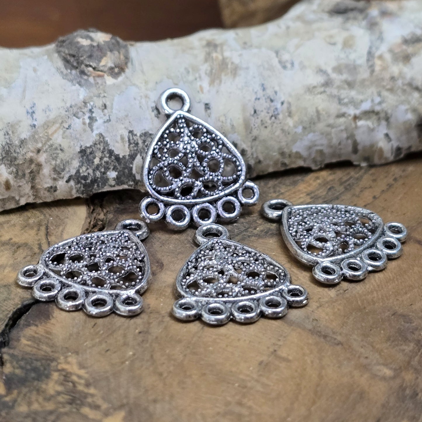 4 Multi-Verbinder im Dreiecksetno-Design – Silberfarben, 22mm. Diese Verbinder im trendigen Ethno-Look sind mit mehreren Ösen ausgestattet und ideal für die Herstellung von Armbändern, Ketten und Ohrschmuck. Sie bieten vielseitige Gestaltungsmöglichkeiten. Menge: 4 Stück