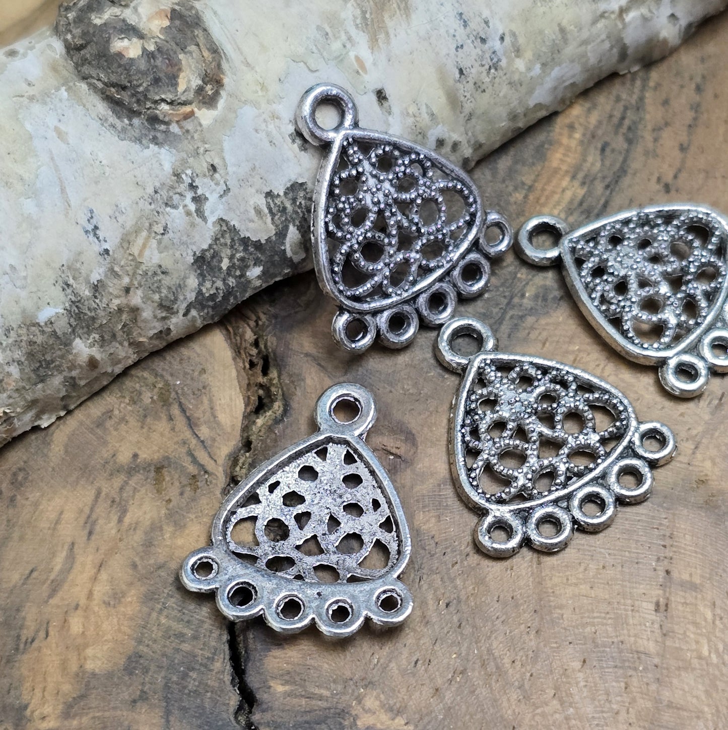 4 Multi-Verbinder im Dreiecksetno-Design – Silberfarben, 22mm. Diese Verbinder im trendigen Ethno-Look sind mit mehreren Ösen ausgestattet und ideal für die Herstellung von Armbändern, Ketten und Ohrschmuck. Sie bieten vielseitige Gestaltungsmöglichkeiten. Menge: 4 Stück