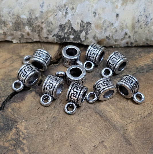 10 Metallperlen mit filigranem Rosenmotiv, antiksilberfarben, ca. 5 x 6 mm. Mit großem Fädelloch (ca. 3 mm) und integrierter Öse, ideal für Armbänder und Ketten. Perfekt zum Anbringen kleiner Anhänger und für romantische oder maritime Schmuckdesigns.