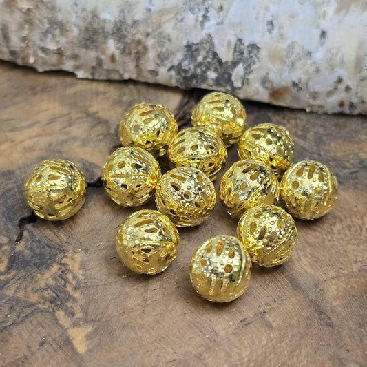 Diese leichten, filigranen Metallperlen sind perfekt für die Schmuckherstellung. Sie setzen schöne Farbakzente zwischen Glas- oder Edelsteinperlen, lockern das Design auf und verleihen deinem Schmuck eine elegante Leichtigkeit.