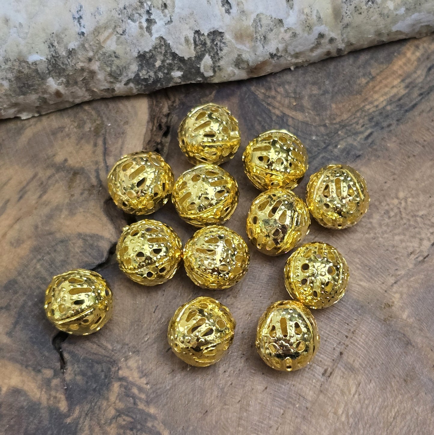 Diese leichten, filigranen Metallperlen sind perfekt für die Schmuckherstellung. Sie setzen schöne Farbakzente zwischen Glas- oder Edelsteinperlen, lockern das Design auf und verleihen deinem Schmuck eine elegante Leichtigkeit.