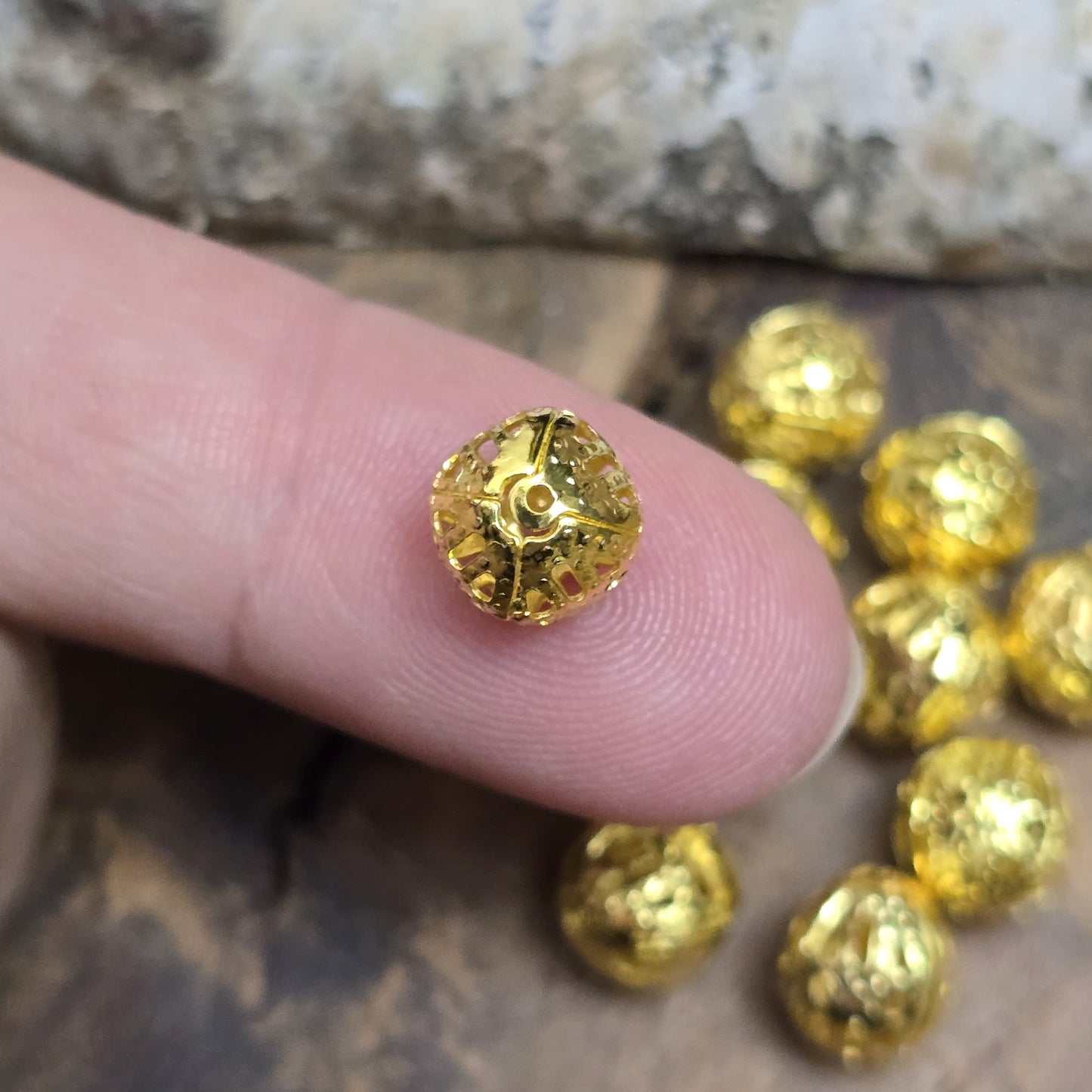 Diese leichten, filigranen Metallperlen sind perfekt für die Schmuckherstellung. Sie setzen schöne Farbakzente zwischen Glas- oder Edelsteinperlen, lockern das Design auf und verleihen deinem Schmuck eine elegante Leichtigkeit.