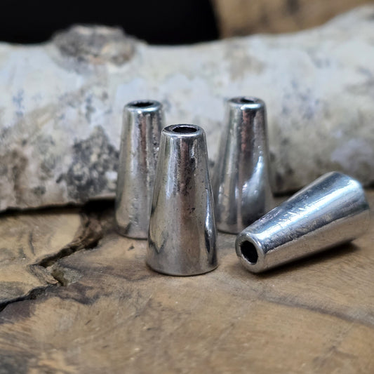 4 Kordelenden aus Metall, konisch, 6mm Durchmesser, Antiksilber
Diese konischen Kordelenden aus Metall bieten einen stilvollen Abschluss für Kordeln und Zugbänder. Sie sind ideal, um Kordeln zu fixieren und verleihen deinem Schmuck oder Accessoire eine elegante Note.