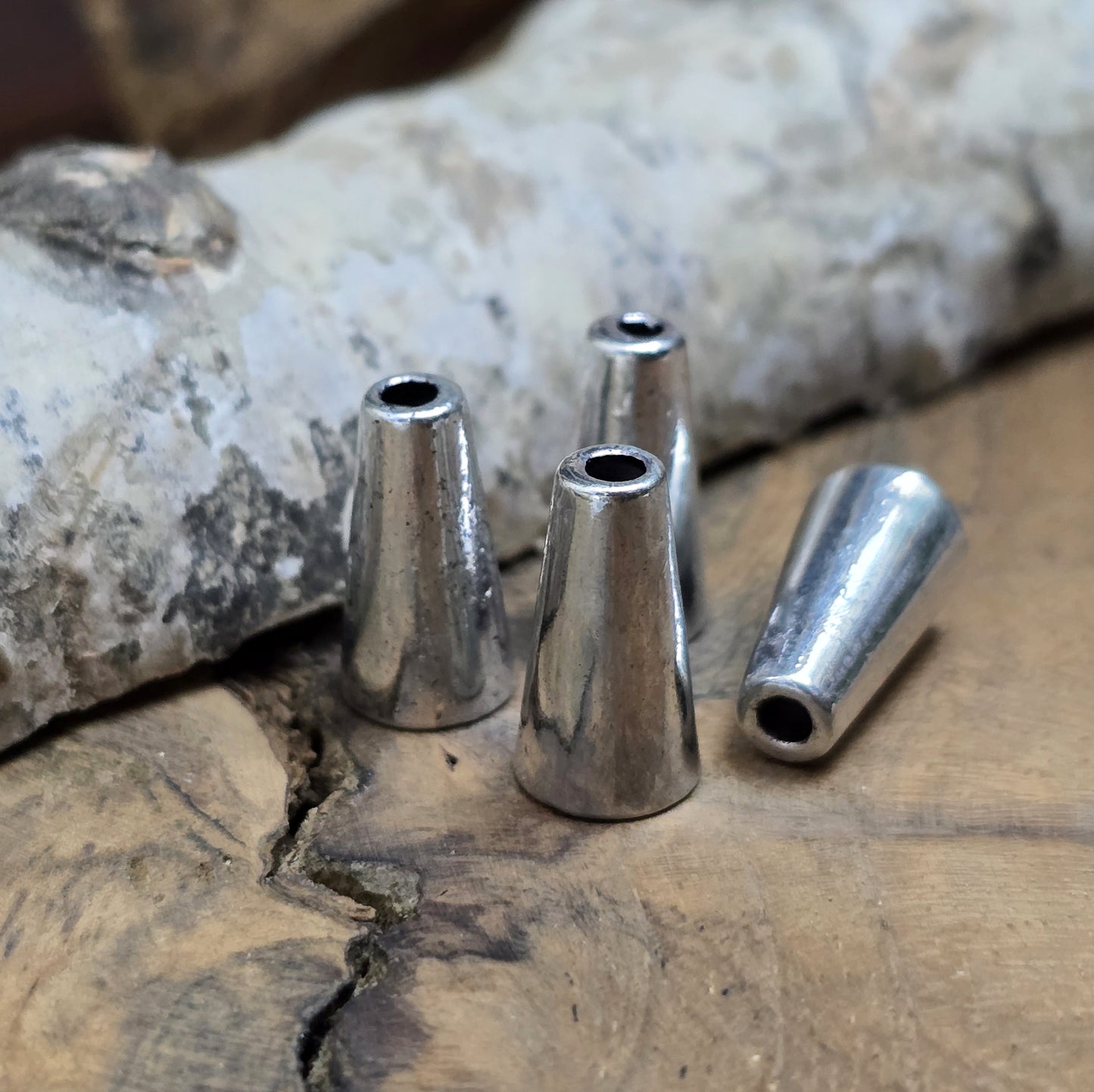 4 Kordelenden aus Metall, konisch, 6mm Durchmesser, Antiksilber
Diese konischen Kordelenden aus Metall bieten einen stilvollen Abschluss für Kordeln und Zugbänder. Sie sind ideal, um Kordeln zu fixieren und verleihen deinem Schmuck oder Accessoire eine elegante Note.
