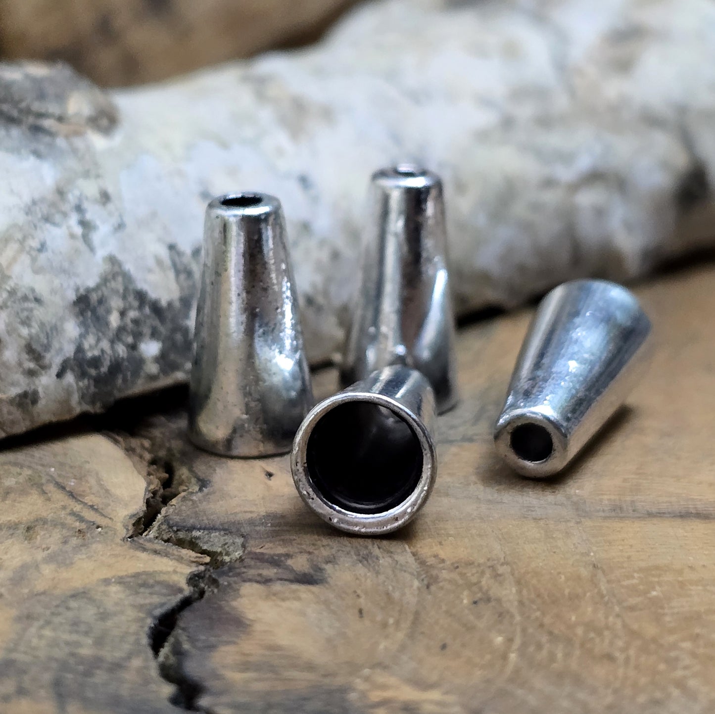 4 Kordelenden aus Metall, konisch, 6mm Durchmesser, Antiksilber
Diese konischen Kordelenden aus Metall bieten einen stilvollen Abschluss für Kordeln und Zugbänder. Sie sind ideal, um Kordeln zu fixieren und verleihen deinem Schmuck oder Accessoire eine elegante Note.