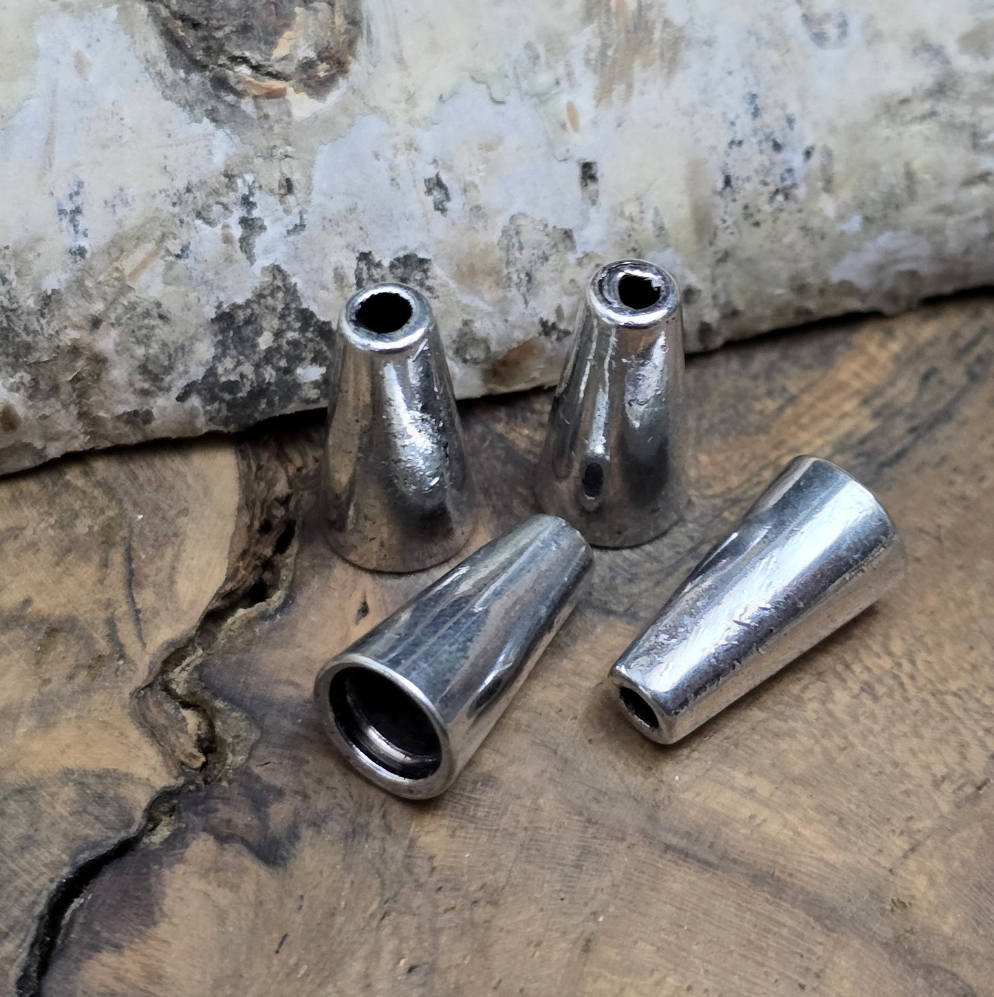 4 Kordelenden aus Metall, konisch, 6mm Durchmesser, Antiksilber
Diese konischen Kordelenden aus Metall bieten einen stilvollen Abschluss für Kordeln und Zugbänder. Sie sind ideal, um Kordeln zu fixieren und verleihen deinem Schmuck oder Accessoire eine elegante Note.