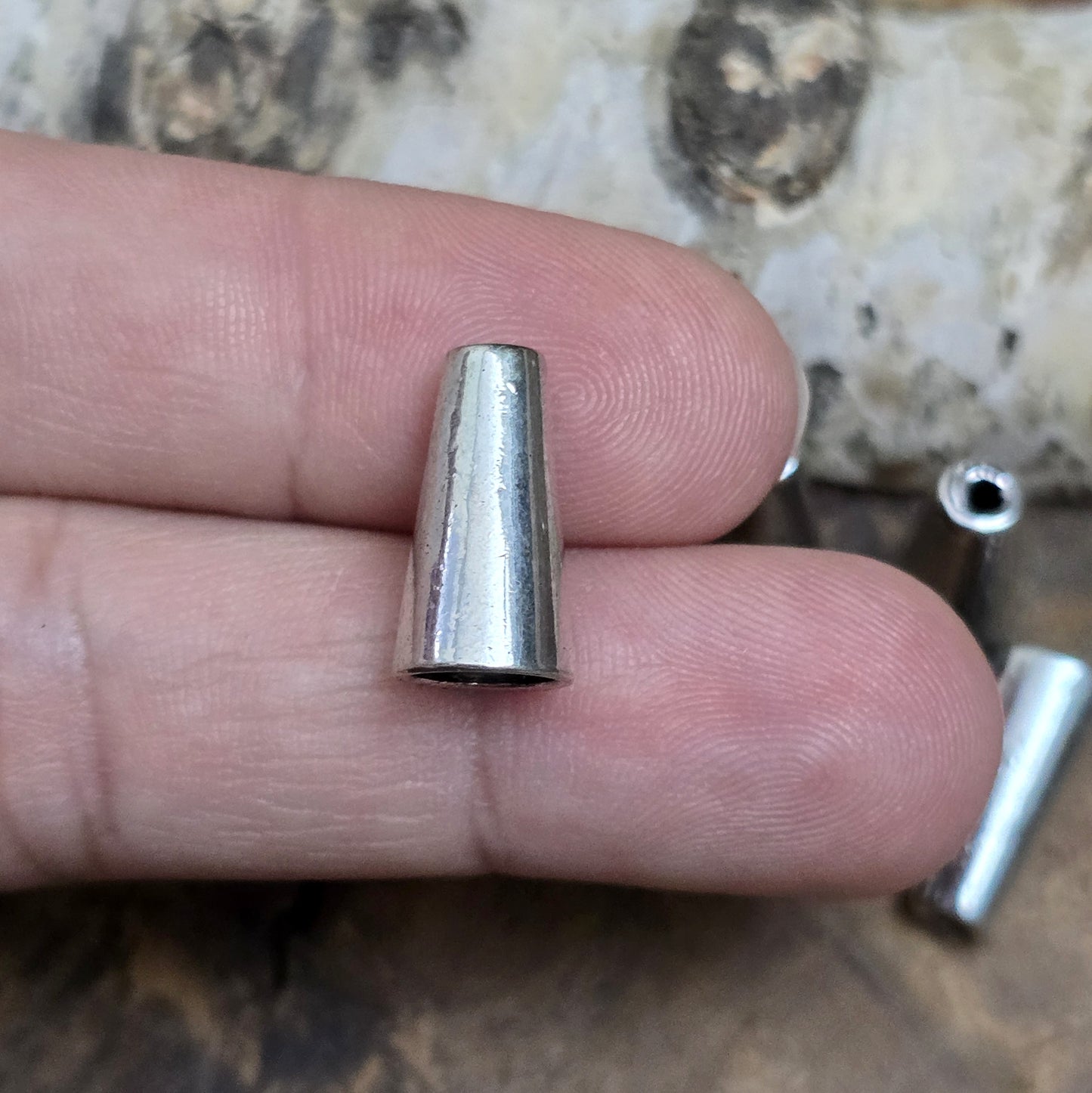 4 Kordelenden aus Metall, konisch, 6mm Durchmesser, Antiksilber
Diese konischen Kordelenden aus Metall bieten einen stilvollen Abschluss für Kordeln und Zugbänder. Sie sind ideal, um Kordeln zu fixieren und verleihen deinem Schmuck oder Accessoire eine elegante Note.
