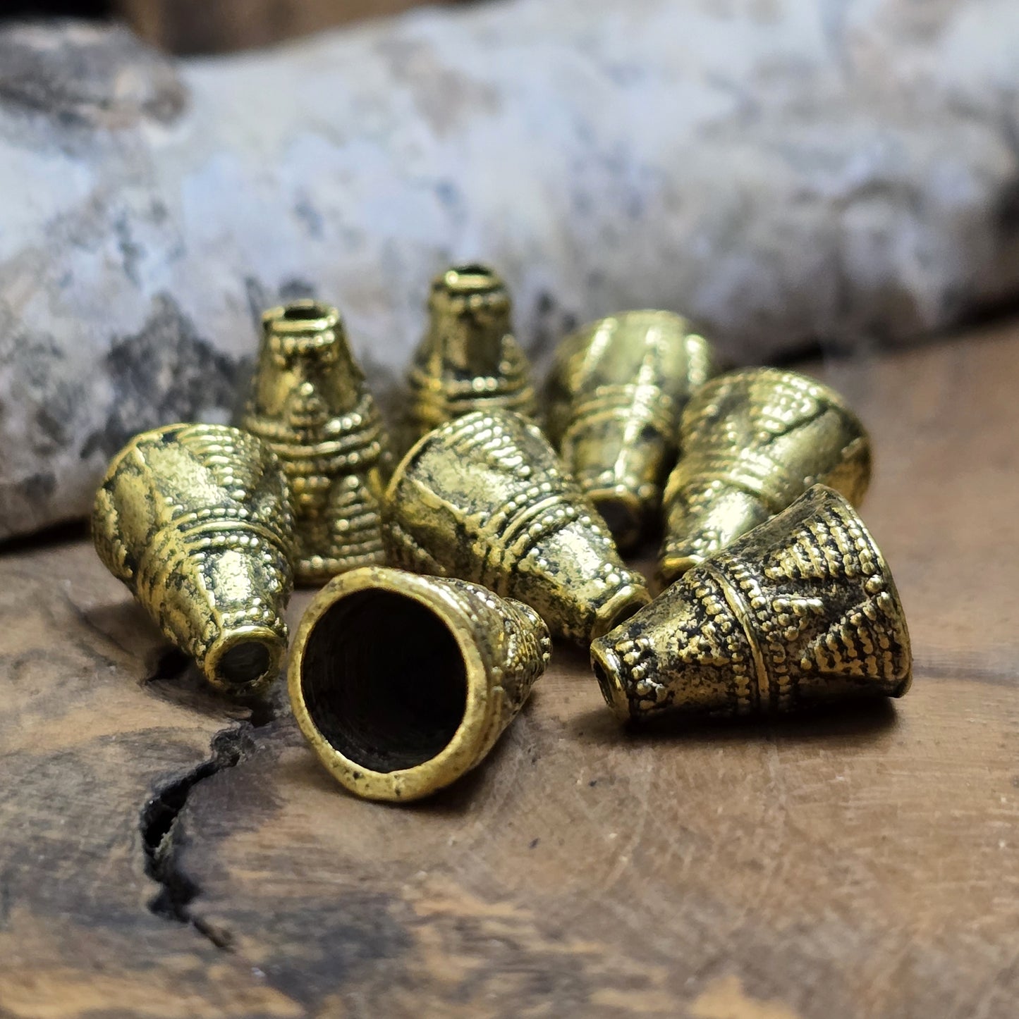 4 konische Kappen aus Metall, Ethnodesign, 11x8mm, antik goldfarbig
Diese konischen Kappen aus Metall bieten einen stilvollen Abschluss für Perlen, Ketten oder Armbänder. Sie sind auch ideal, um Perlen vor dem Anstoßen zu schützen und verleihen deinem Schmuck oder Accessoire eine geheimnisvolle Note.