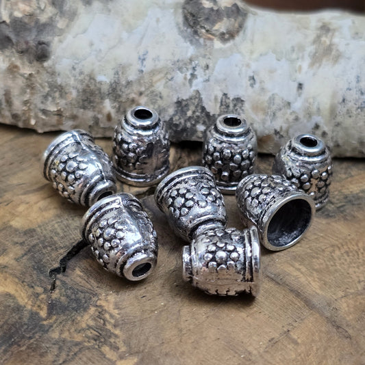 Diese konischen Kappen aus Metall bieten einen stilvollen Abschluss für Kordeln und Zugbänder. Sie sind ideal, um Kordeln zu fixieren und verleihen deinem Schmuck oder Accessoire eine elegante Note.