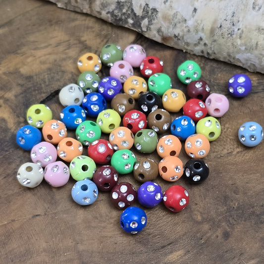 100 bunte Acrylperlen im Strasslook, 6mm. Die Perlen haben eine glänzende Oberfläche und lebendige Farben. Perfekt für Schmuck, Makramee oder Dekorationen. Mit großem Fädelloch für einfaches Auffädeln auf Bänder oder Schnüre.