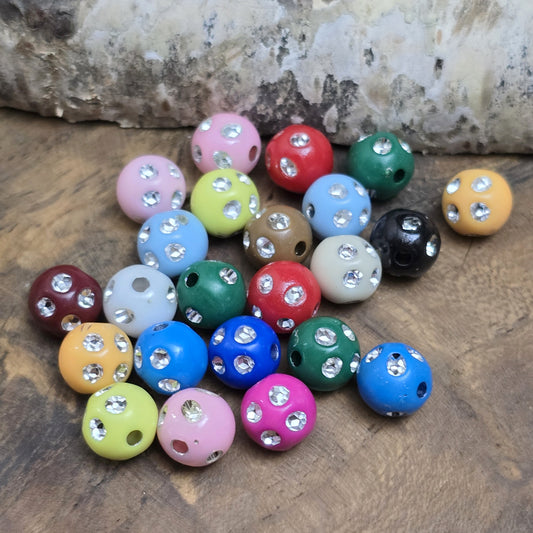 60 bunte Acrylperlen im Strasslook, 8mm. Die Perlen haben eine glänzende Oberfläche und lebendige Farben. Perfekt für Schmuck, Makramee oder Dekorationen. Mit großem Fädelloch für einfaches Auffädeln auf Bänder oder Schnüre.