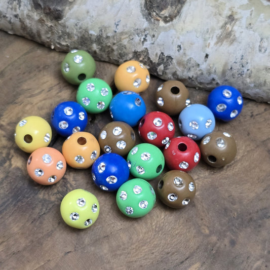 100 bunte Acrylperlen im Strasslook, 6mm. Die Perlen haben eine glänzende Oberfläche und lebendige Farben. Perfekt für Schmuck, Makramee oder Dekorationen. Mit großem Fädelloch für einfaches Auffädeln auf Bänder oder Schnüre.