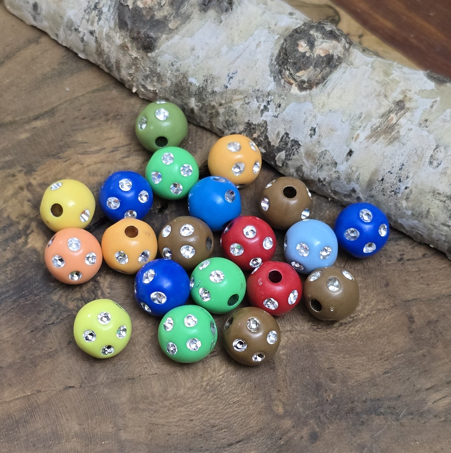 100 bunte Acrylperlen im Strasslook, 6mm. Die Perlen haben eine glänzende Oberfläche und lebendige Farben. Perfekt für Schmuck, Makramee oder Dekorationen. Mit großem Fädelloch für einfaches Auffädeln auf Bänder oder Schnüre.