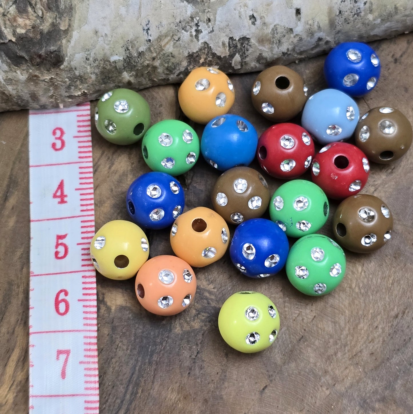 100 bunte Acrylperlen im Strasslook, 6mm. Die Perlen haben eine glänzende Oberfläche und lebendige Farben. Perfekt für Schmuck, Makramee oder Dekorationen. Mit großem Fädelloch für einfaches Auffädeln auf Bänder oder Schnüre.
