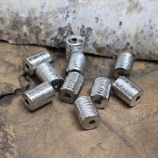 Diese kleinen, länglich-runden Metallperlen mit antikem Finish verleihen deinen Schmuckprojekten eine elegante und vielseitige Note. Perfekt geeignet als Abstandhalter oder dezente Akzente, sorgen sie für das gewisse Etwas in deinen Kreationen.