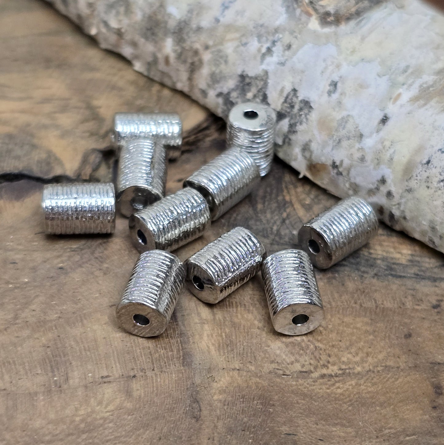 Diese kleinen, länglich-runden Metallperlen mit antikem Finish verleihen deinen Schmuckprojekten eine elegante und vielseitige Note. Perfekt geeignet als Abstandhalter oder dezente Akzente, sorgen sie für das gewisse Etwas in deinen Kreationen.