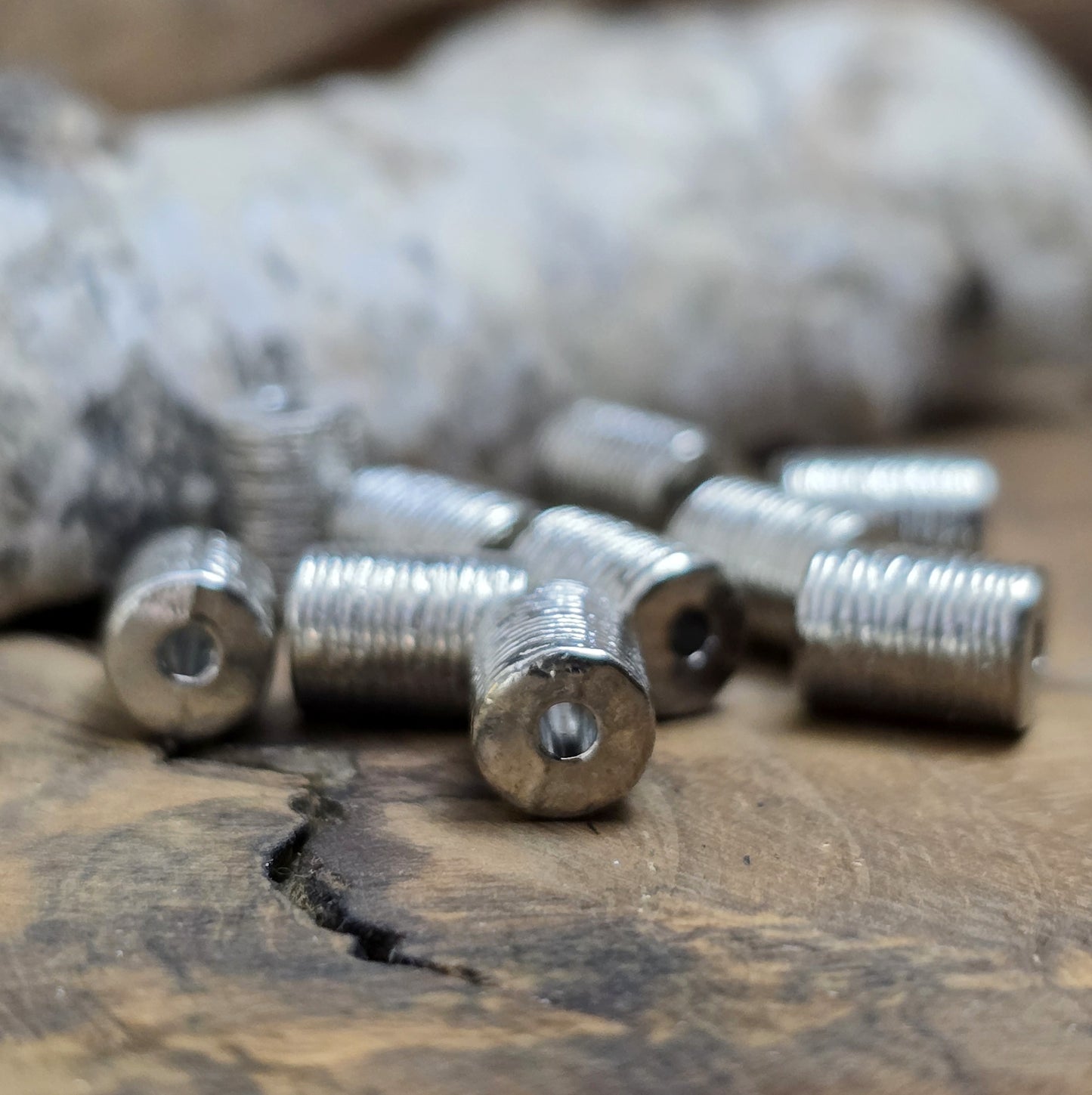 Diese kleinen, länglich-runden Metallperlen mit antikem Finish verleihen deinen Schmuckprojekten eine elegante und vielseitige Note. Perfekt geeignet als Abstandhalter oder dezente Akzente, sorgen sie für das gewisse Etwas in deinen Kreationen.