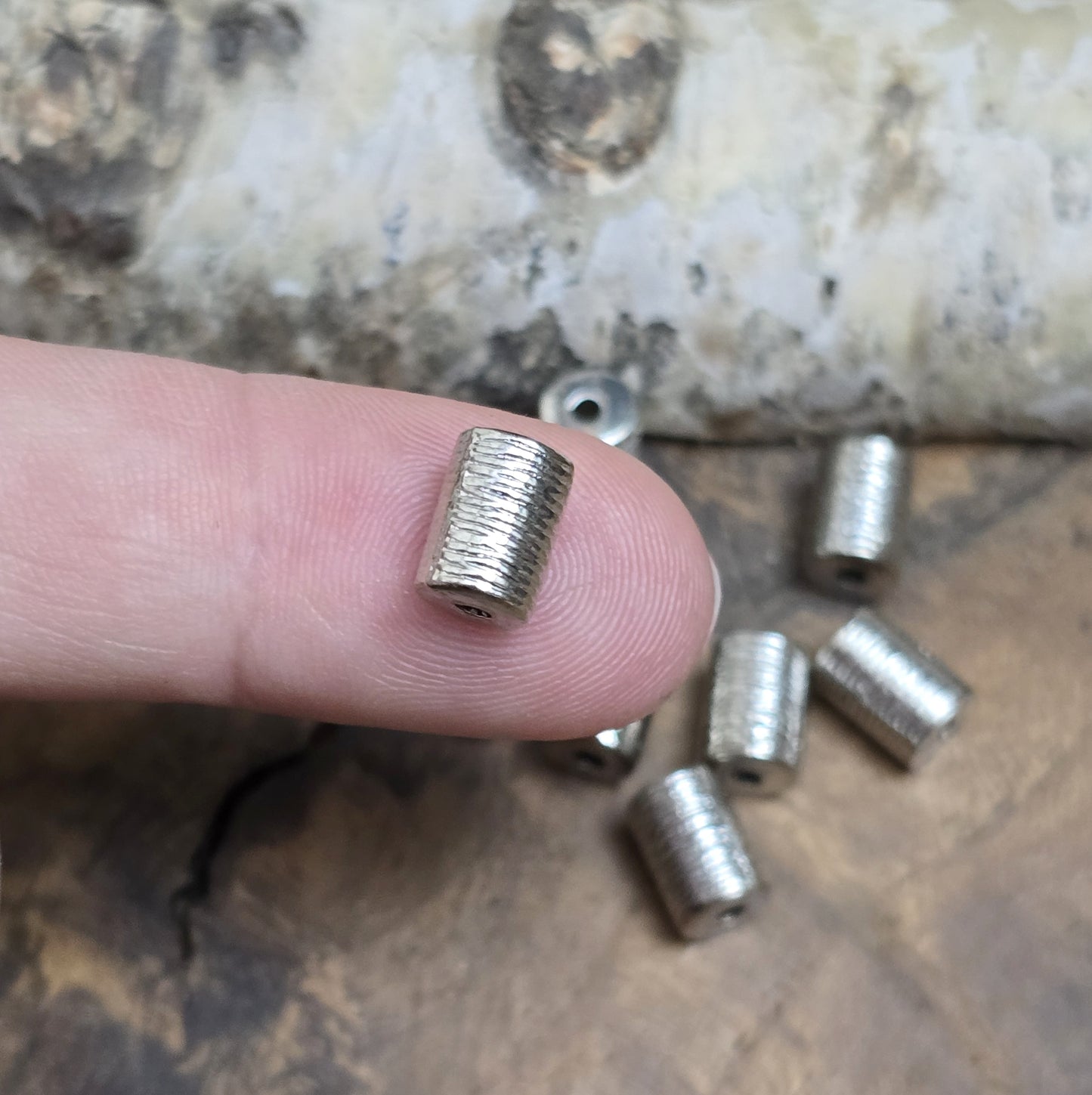 Diese kleinen, länglich-runden Metallperlen mit antikem Finish verleihen deinen Schmuckprojekten eine elegante und vielseitige Note. Perfekt geeignet als Abstandhalter oder dezente Akzente, sorgen sie für das gewisse Etwas in deinen Kreationen.